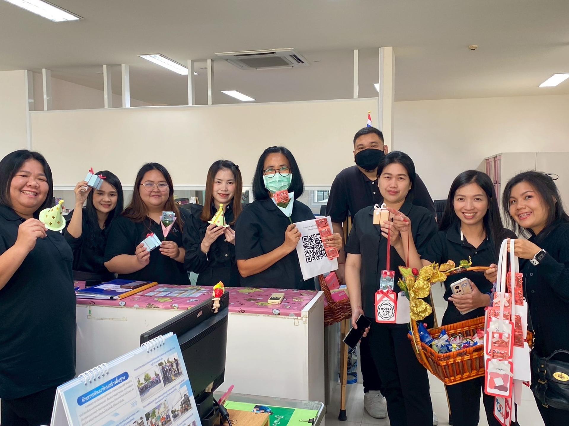 กองสาธารณสุขและสิ่งแวดล้อม ดำเนินการร่วมรณรงค์สร้างความเข้าใจที่ถูกต้องเกี่ยวกับ HIV/เอดส์ ส่งเสริมการป้องกัน และลดความเสี่ยงในชุมชน เนื่องในวันเอดส์โลก (World AIDS day)