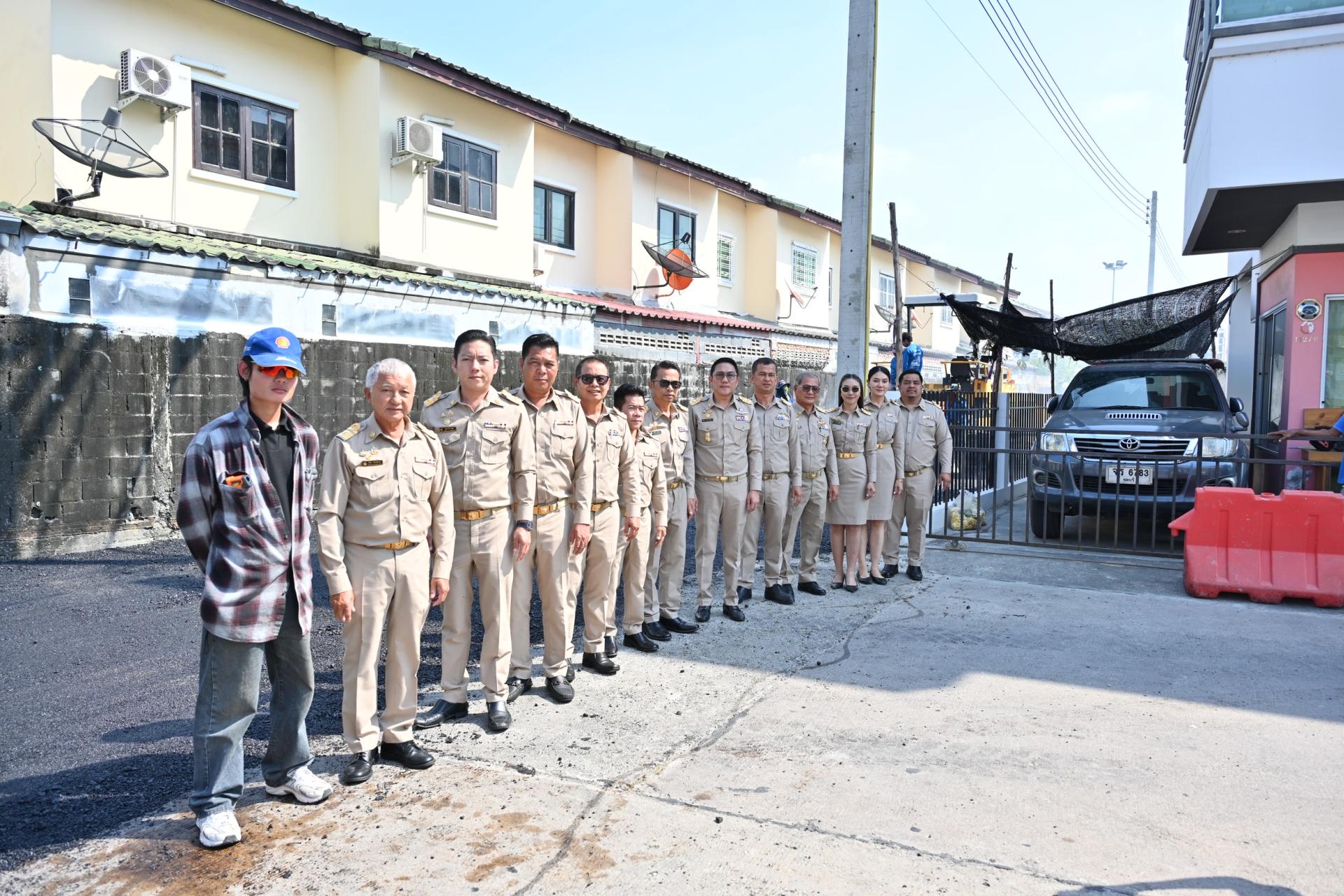 นายกเทศมนตรีเมืองดอนหัวฬ่อ พร้อมด้วยคณะผู้บริหาร ลงพื้นที่ตรวจสอบความเรียบร้อยในการดำเนินโครงการปรับปรุงผิวจราจรแอสฟัลท์ติกคอนกรีต พร้อมเสริมปากบ่อพัก ค.ส.ล. บริเวณถนนดอนหัวฬ่อ 3