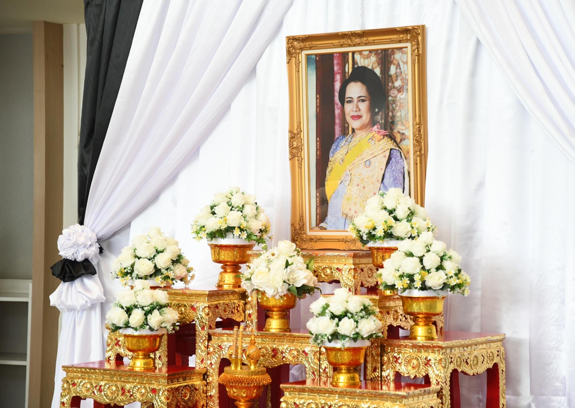 พิธีน้อมรำลึกในพระมหากรุณาธิคุณและลงนามถวายความอาลัย สมเด็จพระนางเจ้าสิริกิติ์ พระบรมราชินีนาถ พระบรมราชชนนีพันปีหลวง 