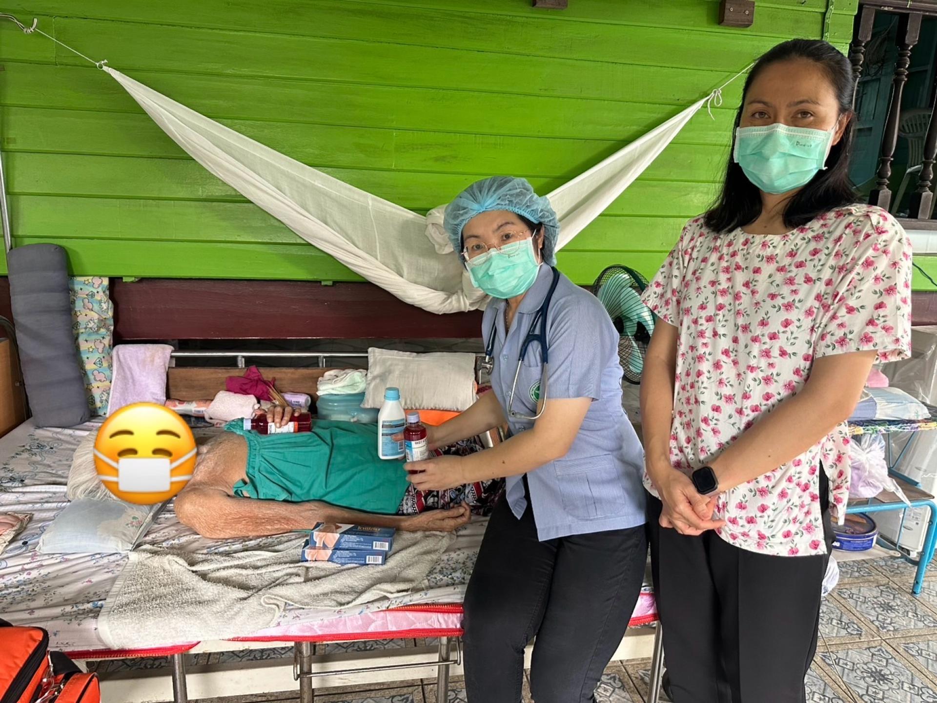 กองสาธารณสุขและสิ่งแวดล้อม ออกให้บริการเยี่ยมผู้ป่วยโรคเรื้อรัง และผู้ป่วยติดเตียง เพื่อติดตามอาการ หมู่ที่ 4 ตำบลดอนหัวฬ่อ อำเมืองชลบุรี จังหวัดชลบุรี