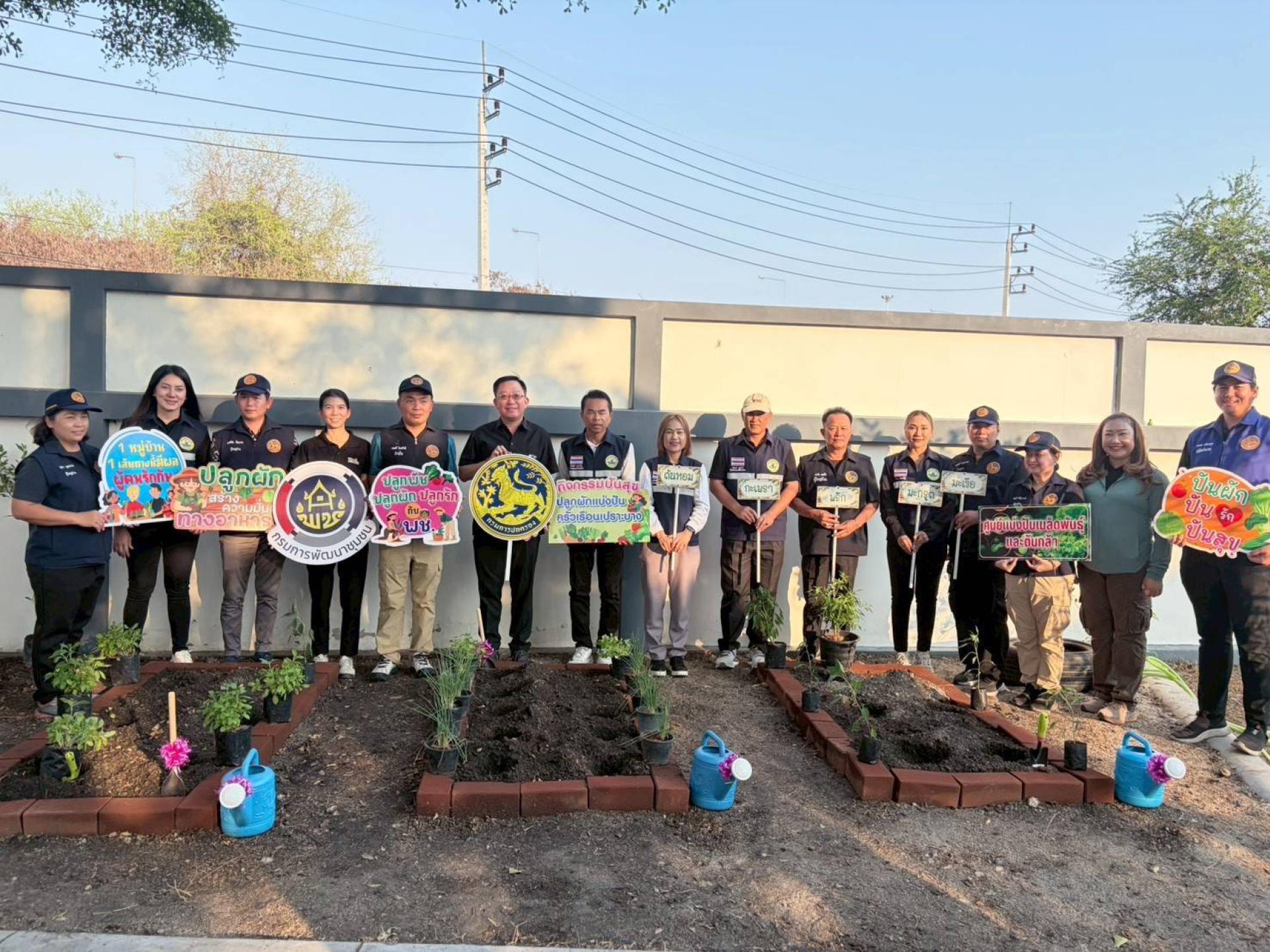 เทศบาลเมืองดอนหัวฬ่อ เข้าร่วมปลูกผักสวนครัว ตามโครงการผู้นำต้องทำก่อน  ณ ที่ทำการกำนันตำบลดอนหัวฬ่อ