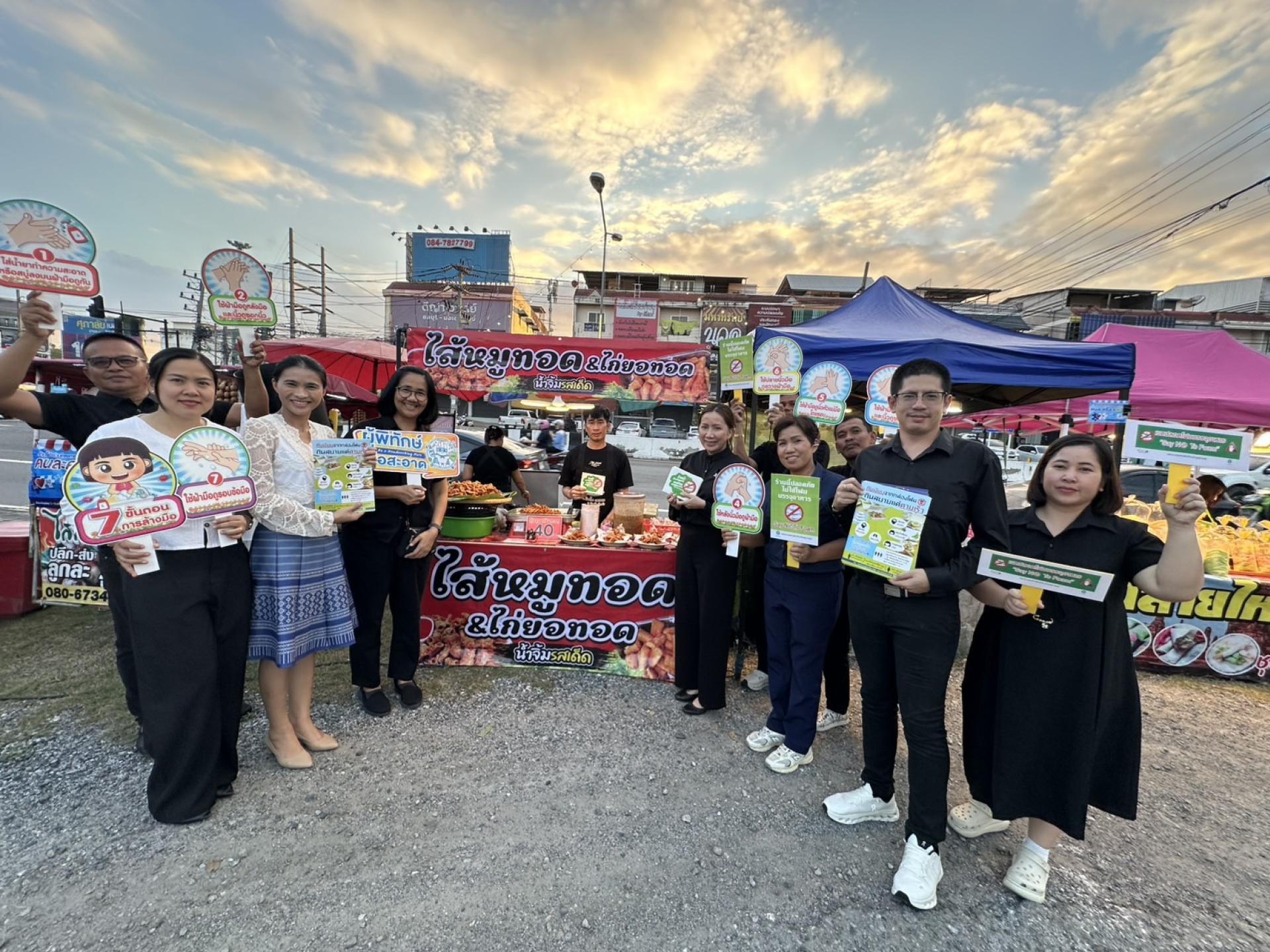 กองสาธารณสุขและสิ่งแวดล้อม ประชาสัมพันธ์ สำหรับร้านค้าร้านอาหาร   "ร้านนี้ปลอดภัย ไม่ใช้โฟมบรรจุอาหาร“ ให้กับร้านค้าภายในงาน สืบสานประเพณีลอยกระทง ประจำปี พ.ศ. 2568