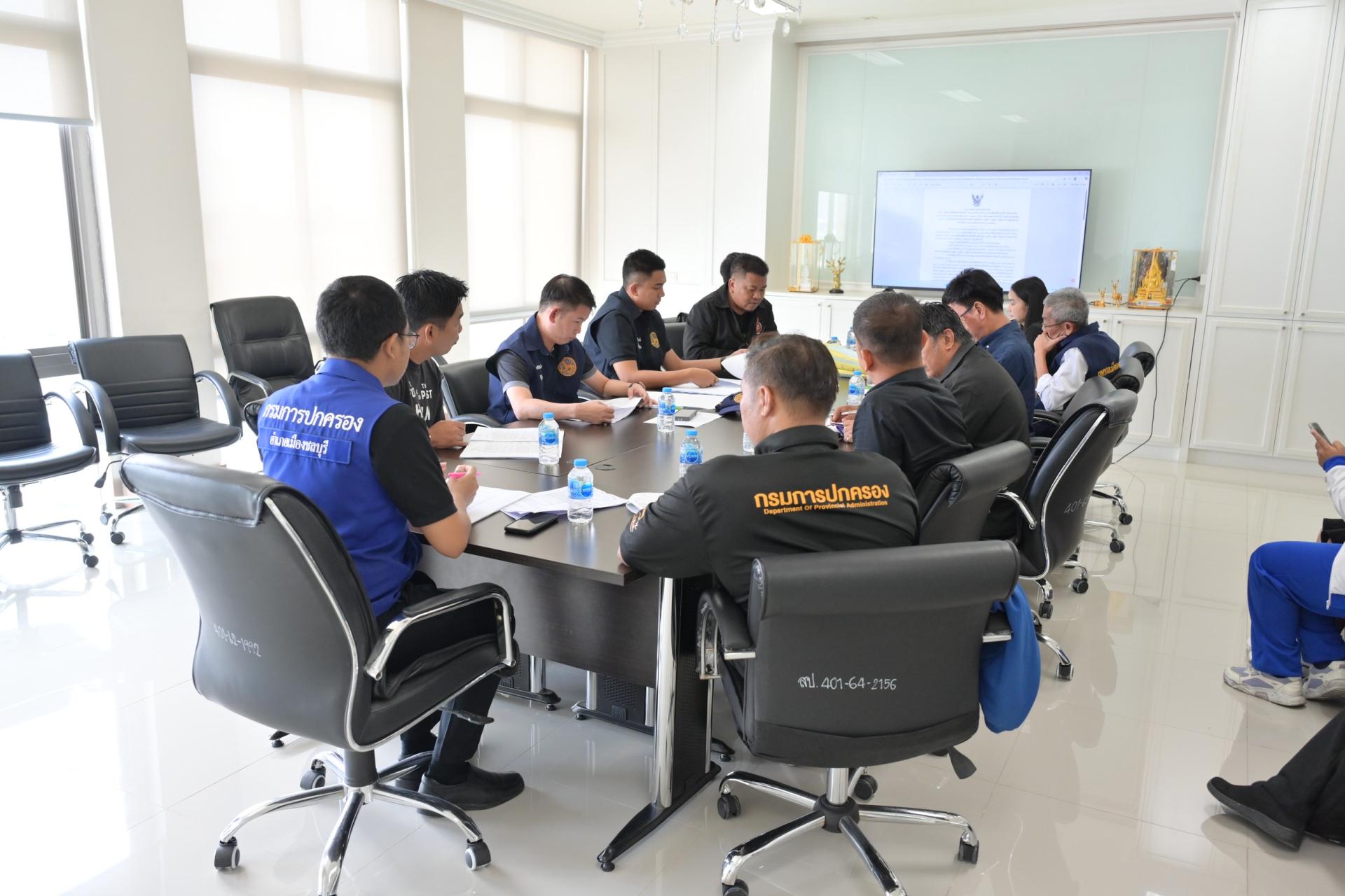 การประชุมเพื่อพิจารณาและตรวจสอบข้อเท็จจริง กรณีการขอให้เร่งรัดดำเนินการก่อสร้างท่อระบายน้ำและถนนให้แล้วเสร็จ บริเวณถนนดอนหัวฬ่อ หมู่ที่ 4 ตำบลดอนหัวฬ่อ (ตั้งแต่ด้านหน้าวัดดอนดำรงธรรม - ตลาดลุงชัย)