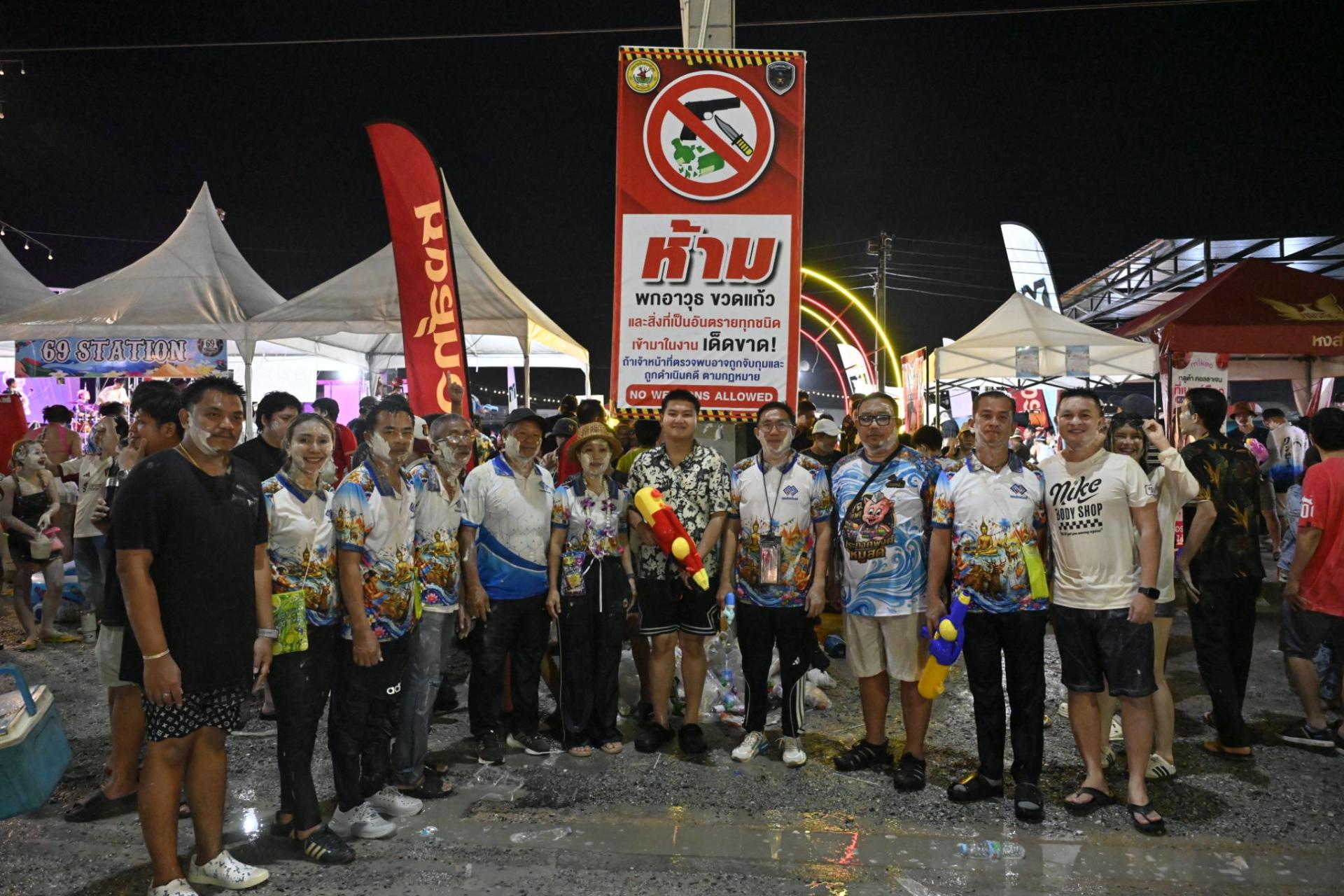  นายกเทศมนตรีเมืองดอนหัวฬ่อ พร้อมด้วยคณะผู้บริหาร ลงพื้นที่ให้กำลังใจเจ้าหน้าที่ผู้ปฏิบัติงาน พร้อมพูดคุยกับผู้ประกอบการร้านค้าที่เข้าร่วมกิจกรรม และพบปะพี่น้องประชาชน ในกิจกรรมวันไหลดอนหัวฬ่อ อมตะ 