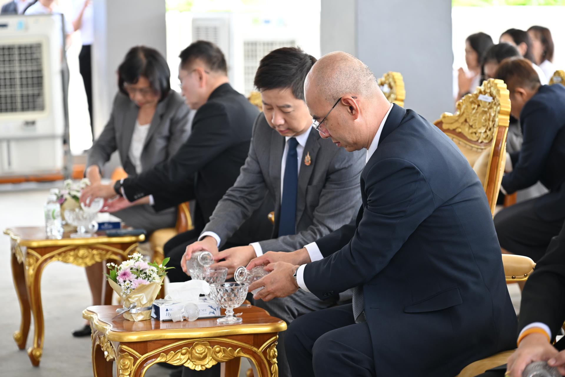 เทศบาลเมืองดอนหัวฬ่อ ร่วมพิธีทำบุญเปิดอาคารสำนักงานสรรพากรภาค 5 แห่งใหม่ เพิ่มประสิทธิภาพการบริหารงานและการให้บริการประชาชน