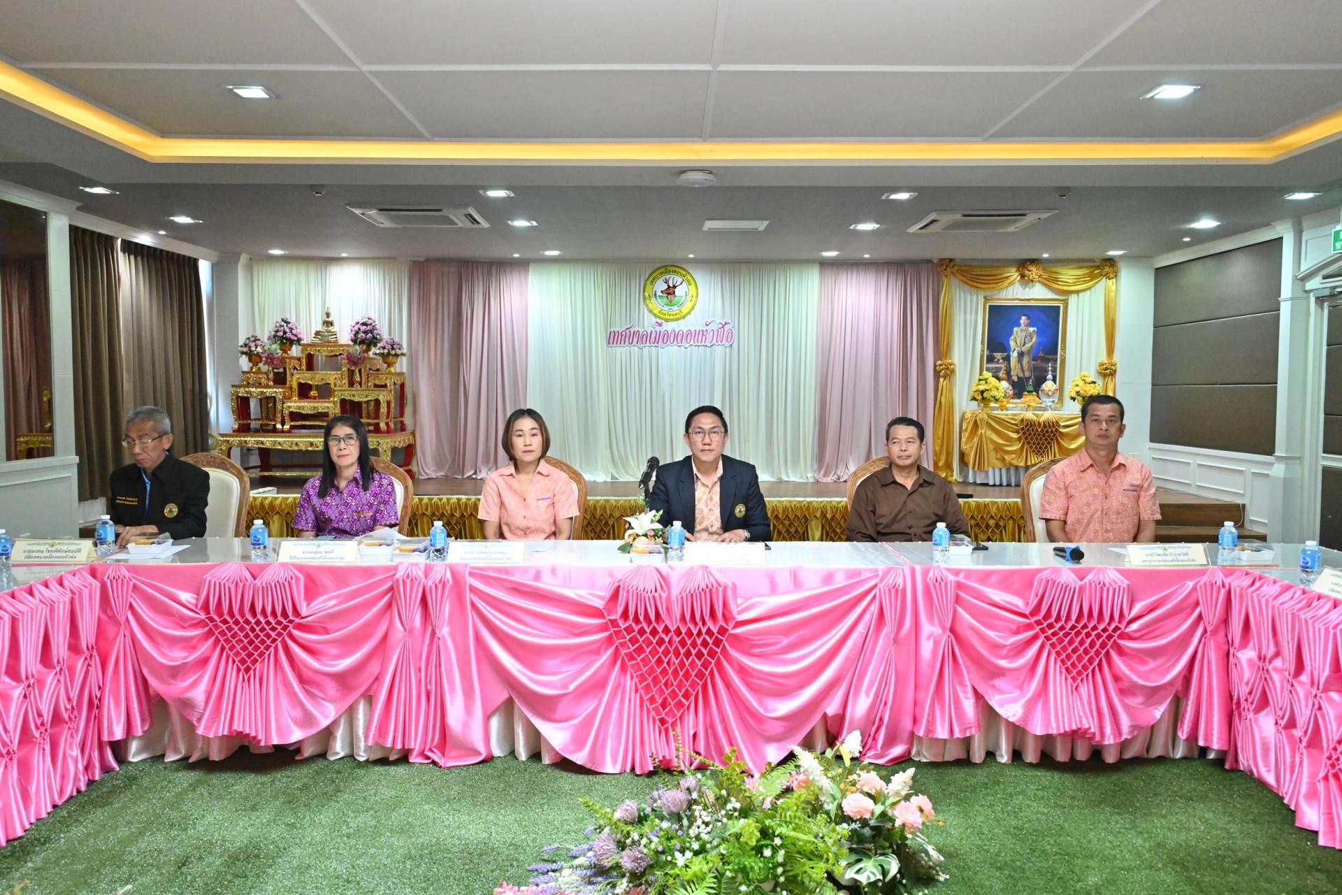 เทศบาลเมืองดอนหัวฬ่อ ให้การต้อนรับพนักงานเทศบาลโอน (ย้าย) รายนายปภังกร เจริญสมบัติ โอนมาดำรงตำแหน่ง ผู้อำนวยการกองการศึกษา เทศบาลเมืองดอนหัวฬ่อ