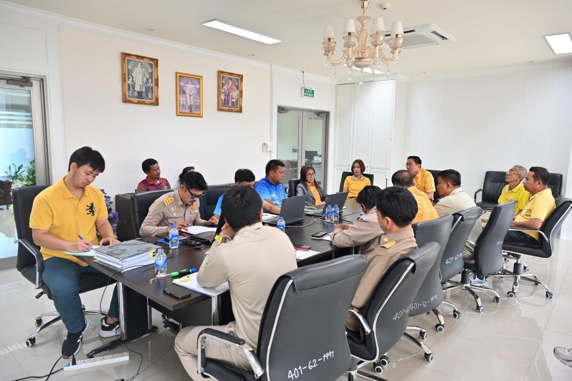 การประชุมคณะกรรมการตรวจรับพัสดุและผู้ควบคุมงาน โครงการปรับปรุงผิวจราจรแอสฟัลท์ติกคอนกรีต พร้อมก่อสร้างท่อระบายน้ำ ค.ส.ล. ชนิดท่อเหลี่ยม พร้อมบ่อพักและฟุตบาททางเท้า ถนนสายดอนหัวฬ่อ - บ้านเก่า