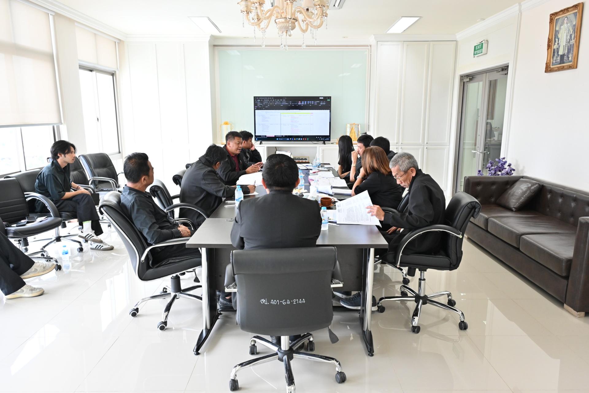 เทศบาลเมืองดอนหัวฬ่อ ร่วมประชุมหารือแนวทางแก้ไขปัญหาและอุปสรรคงานก่อสร้าง  โครงการปรับปรุงผิวจราจรแอสฟัลท์ติกคอนกรีต พร้อมวางท่อระบายน้ำ ค.ส.ล. ชนิดท่อเหลี่ยม (Box Culvert) 