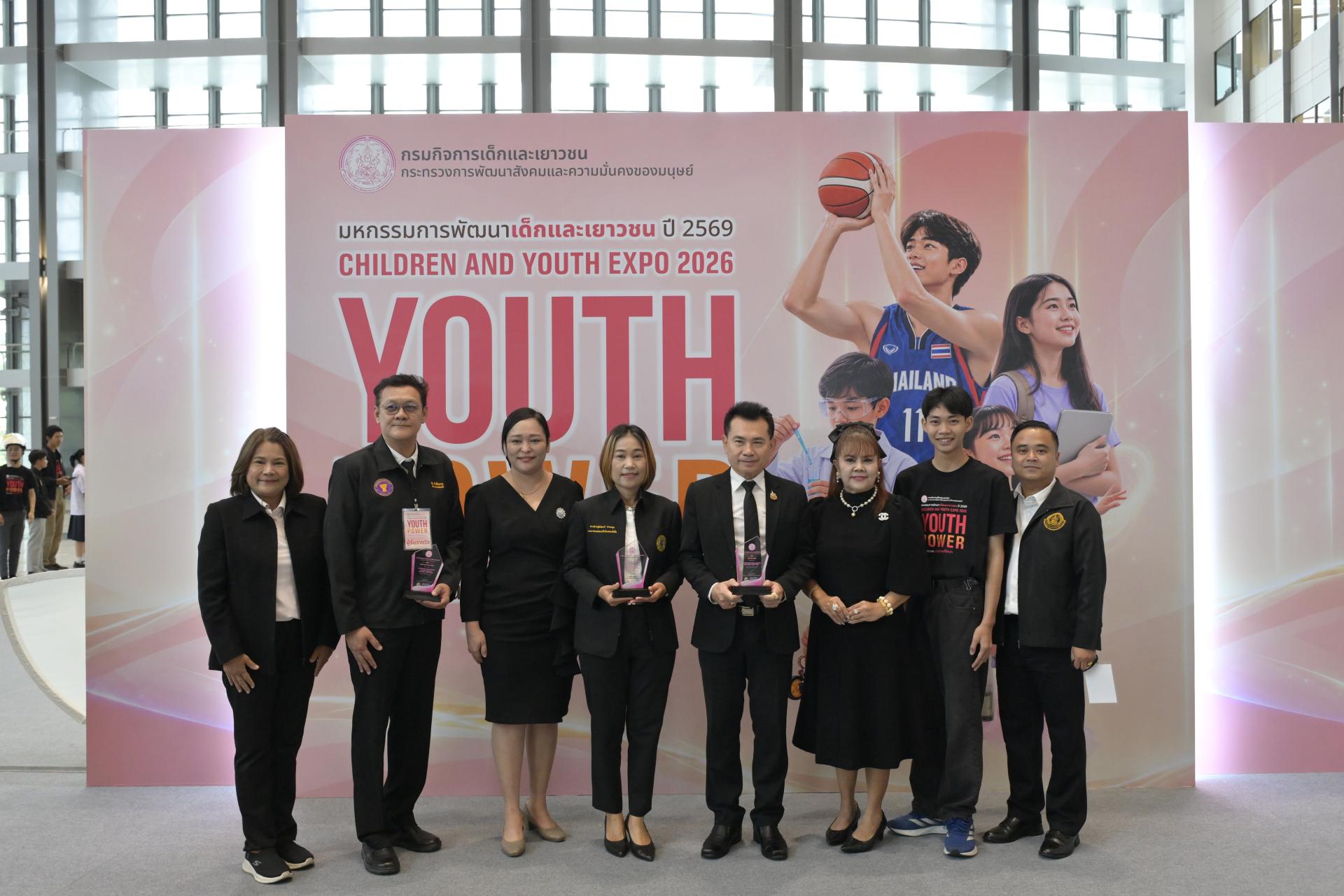 เทศบาลเมืองดอนหัวฬ่อ รับรางวัล “องค์กรปกครองส่วนท้องถิ่นน่าอยู่สำหรับเด็กและเยาวชนต้นแบบดีเด่น” ประจำปี 2569