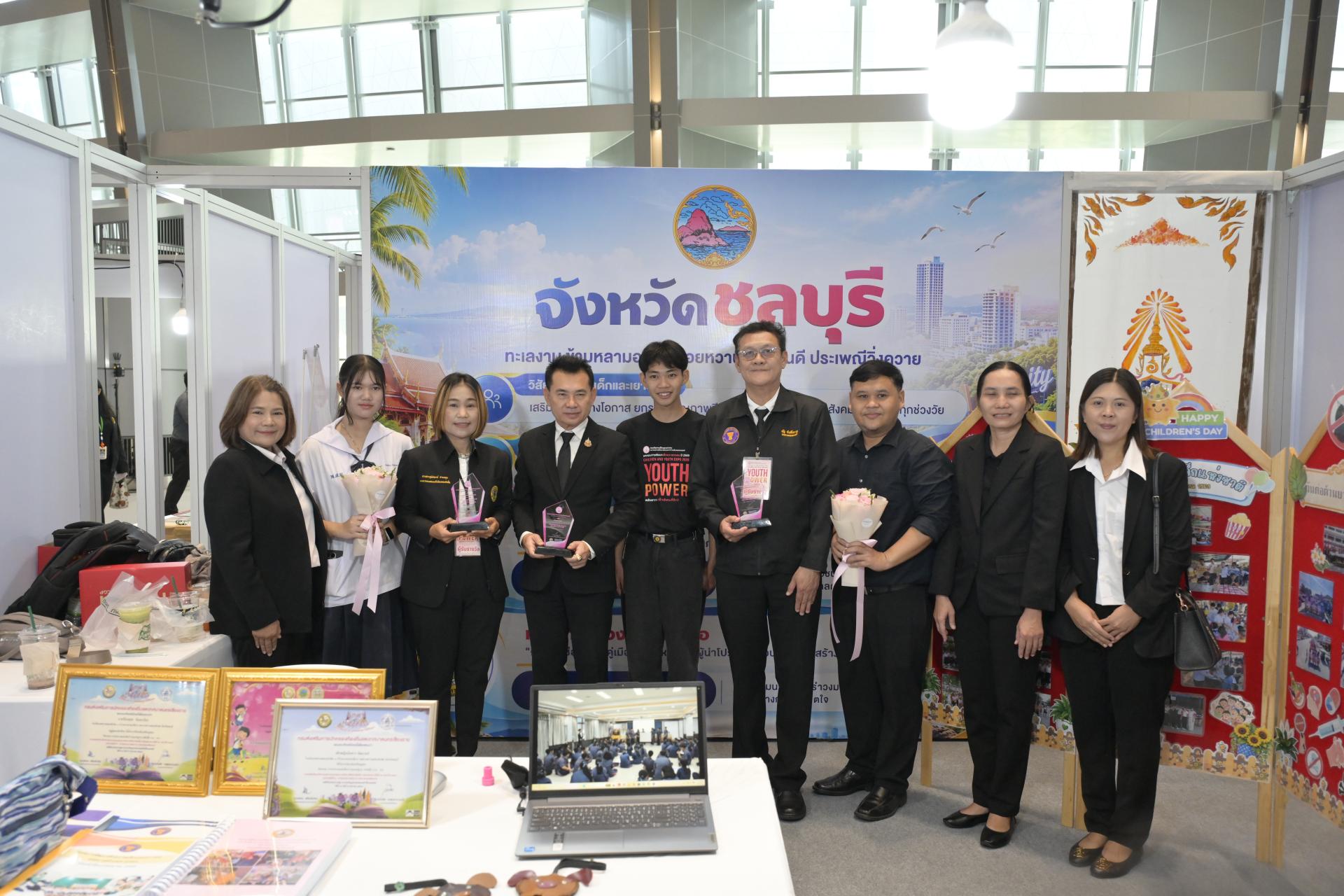 เทศบาลเมืองดอนหัวฬ่อ รับรางวัล “องค์กรปกครองส่วนท้องถิ่นน่าอยู่สำหรับเด็กและเยาวชนต้นแบบดีเด่น” ประจำปี 2569