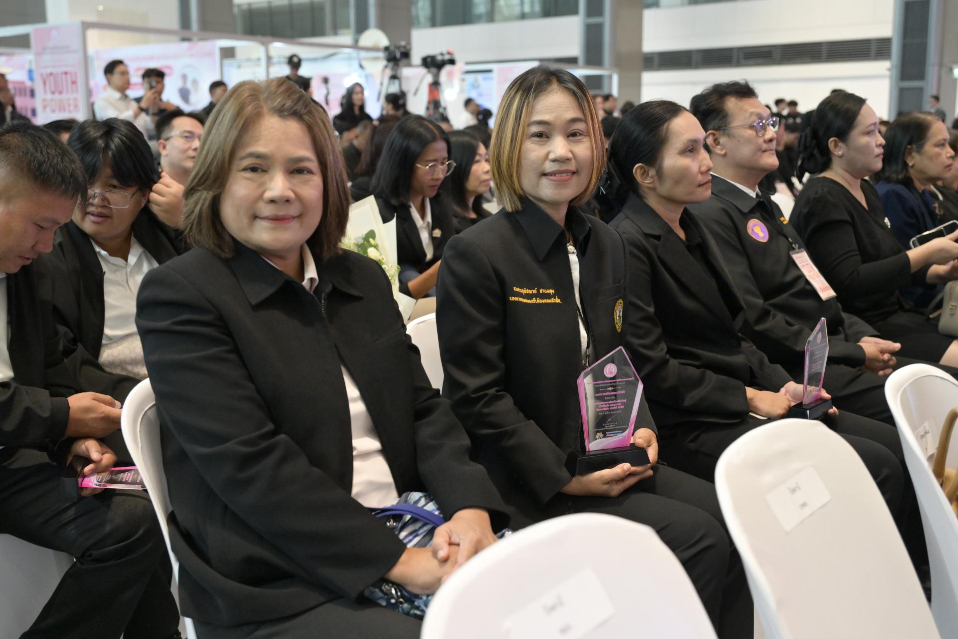 เทศบาลเมืองดอนหัวฬ่อ รับรางวัล “องค์กรปกครองส่วนท้องถิ่นน่าอยู่สำหรับเด็กและเยาวชนต้นแบบดีเด่น” ประจำปี 2569