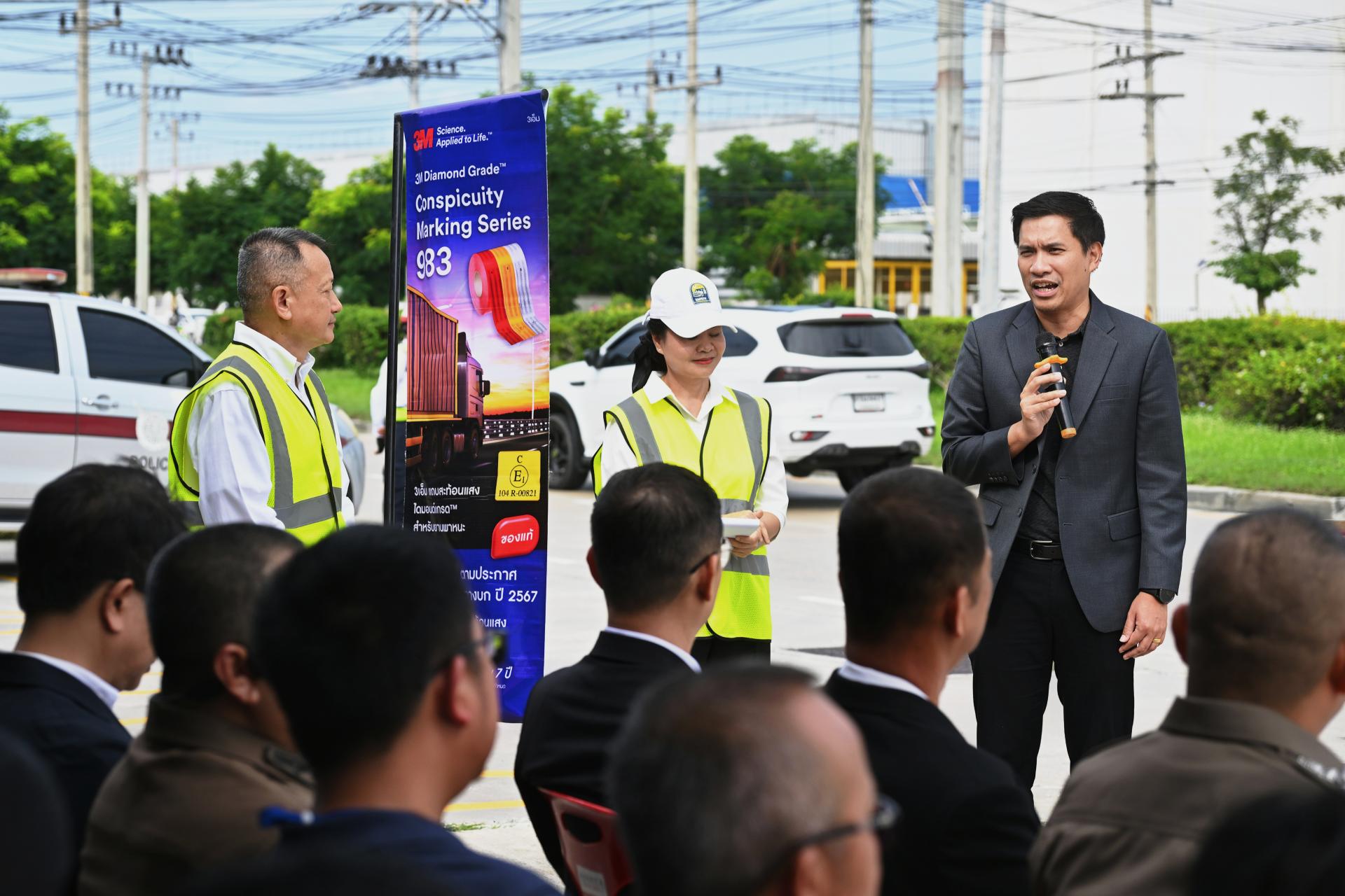 เทศบาลเมืองดอนหัวฬ่อ ร่วมกิจกรรม “Truck Safety : รถบรรทุกปลอดภัย”
