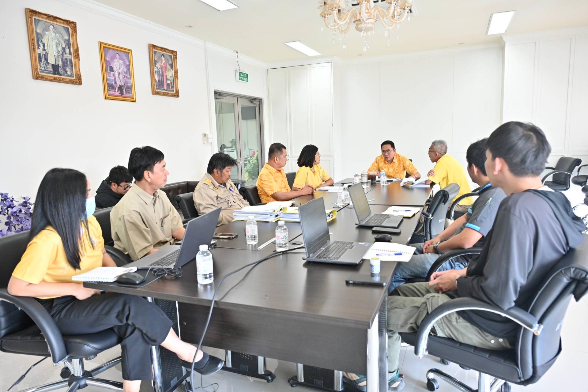 การประชุมเพื่อติดตามความคืบหน้างานก่อสร้างโครงการปรับปรุงผิวจราจรแอสฟัลท์ติกคอนกรีต พร้อมก่อสร้างท่อระบายน้ำ ค.ส.ล. ชนิดท่อเหลี่ยม (Box Culvert) พร้อมบ่อพักและฟุตบาททางเท้า ถนนสายดอนหัวฬ่อ–บ้านเก่า 