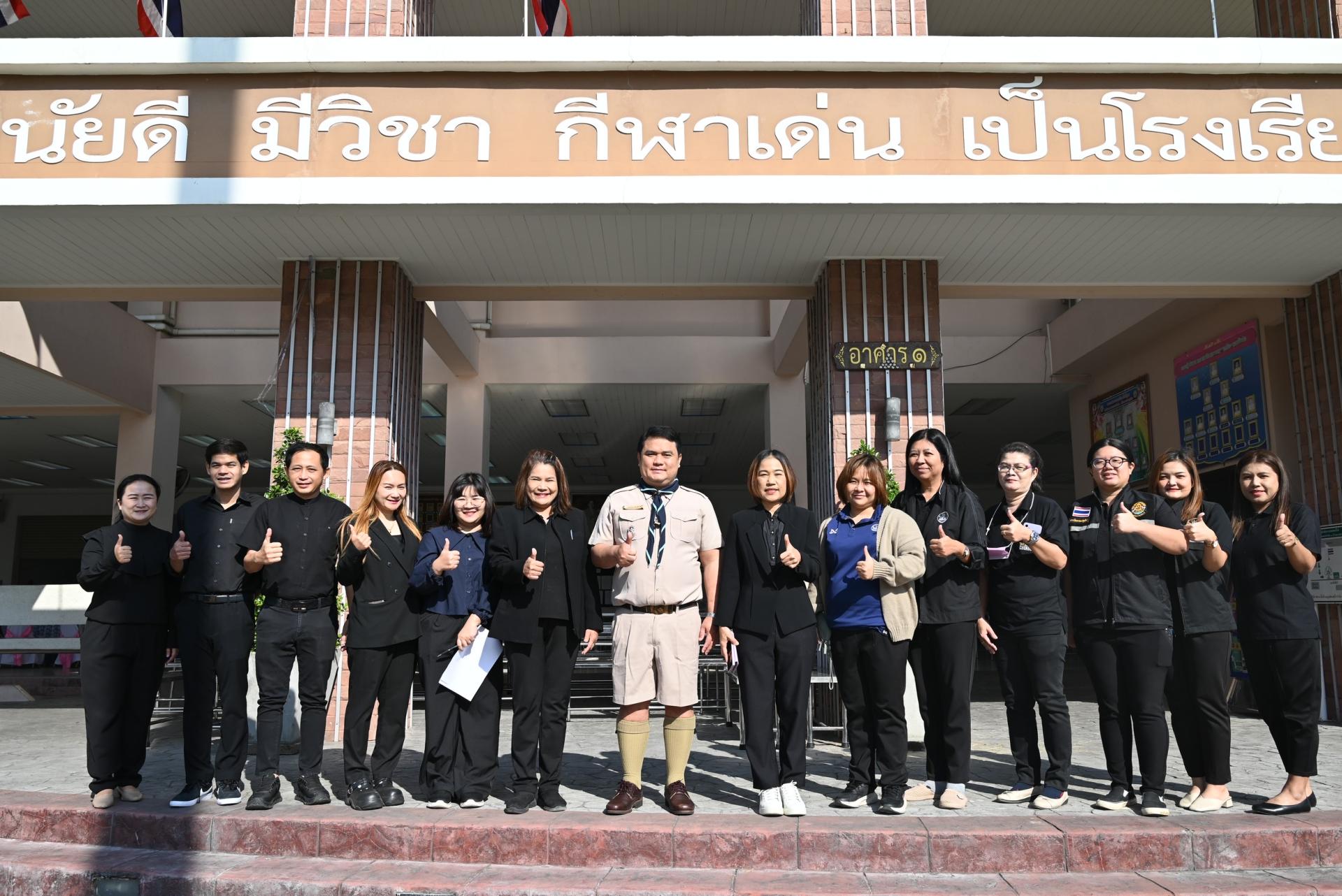 รองนายกเทศมนตรีเมืองดอนหัวฬ่อ พร้อมด้วยคณะผู้บริหารและคณะครู ให้การต้อนรับ คณะทำงานขับเคลื่อนโครงการอาหารนมเพื่อเด็กและเยาวชนระดับอำเภอ