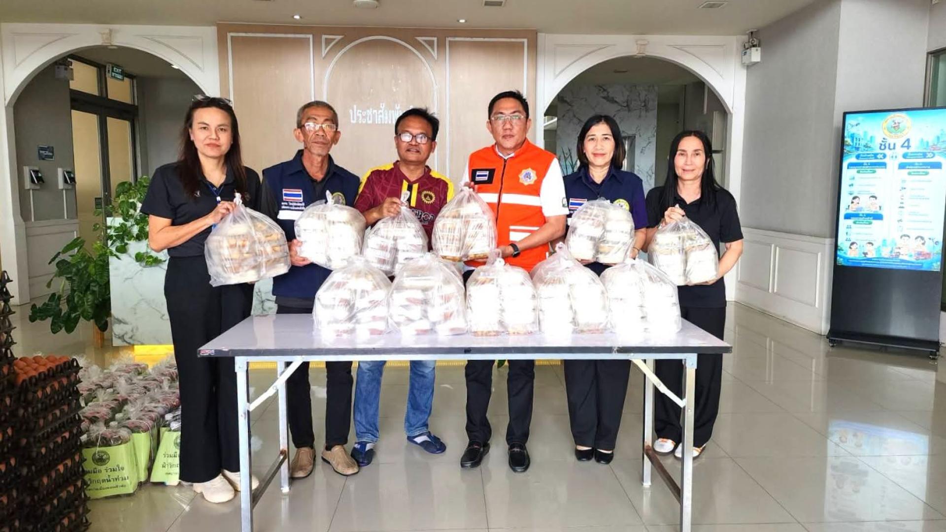 เทศบาลเมืองดอนหัวฬ่อ รับมอบสิ่งของบริจาคเพื่อช่วยเหลือผู้ประสบภัยน้ำท่วม