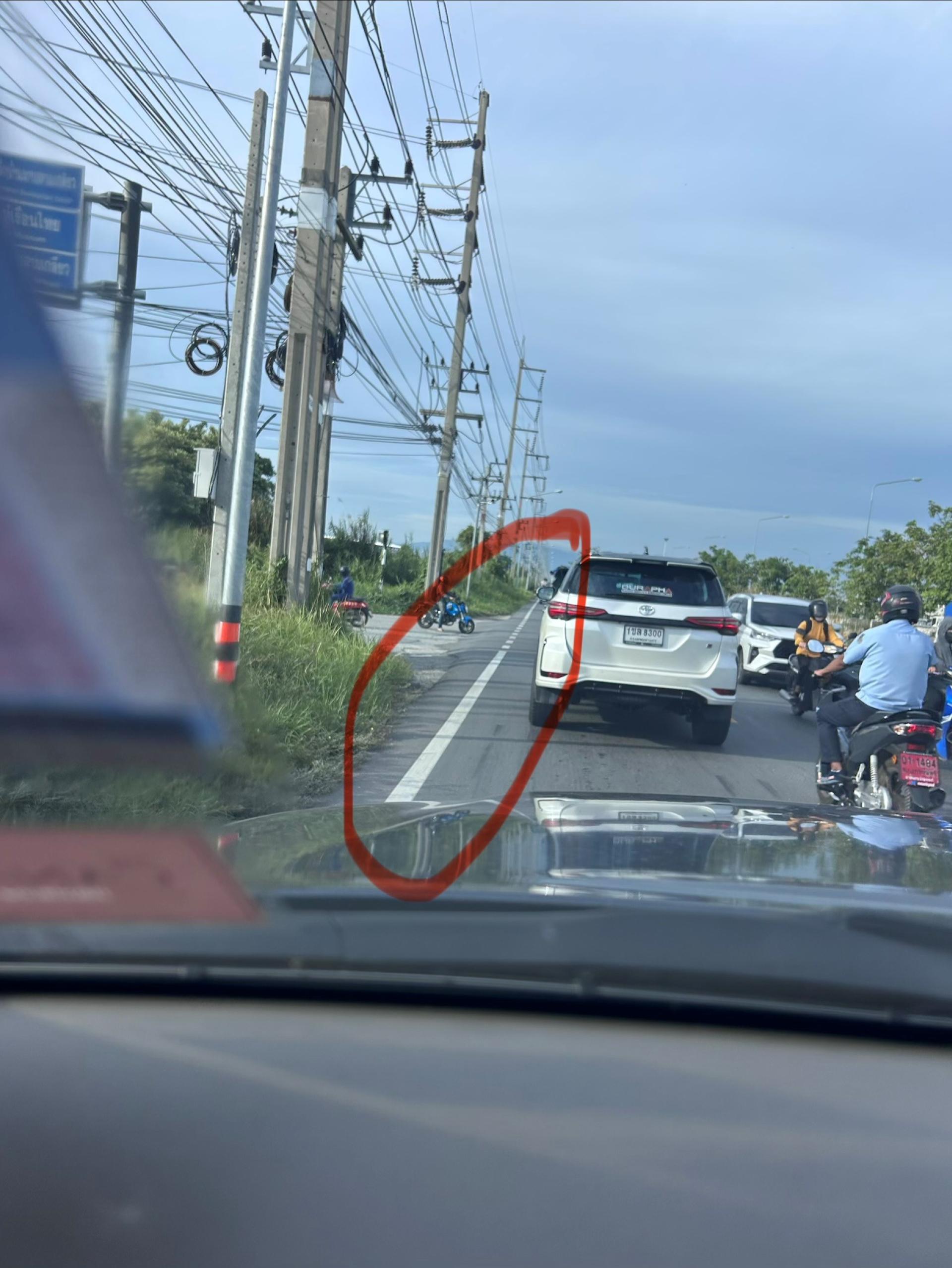 ไหล่ถนนเลียบมอเตอร์เวย์ สายแยกโรงเรียนมาบสามเกลียว