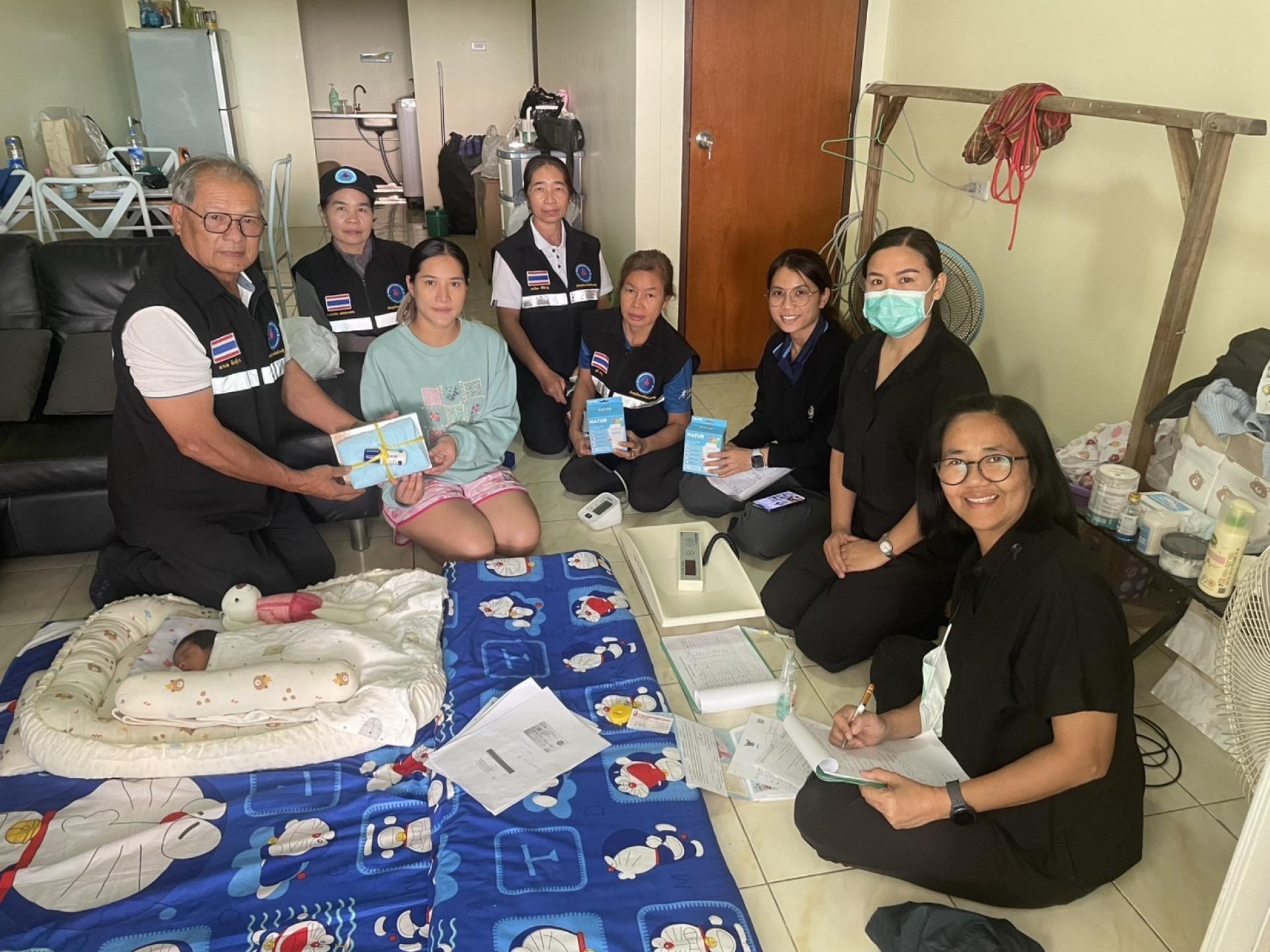 กองสาธารณสุขและสิ่งแวดล้อม ให้บริการเยี่ยมบ้านมารดาหลังคลอด ทารกแรกเกิด ตรวจสุขภาพเบื้องต้นแก่มารดาหลังคลอด