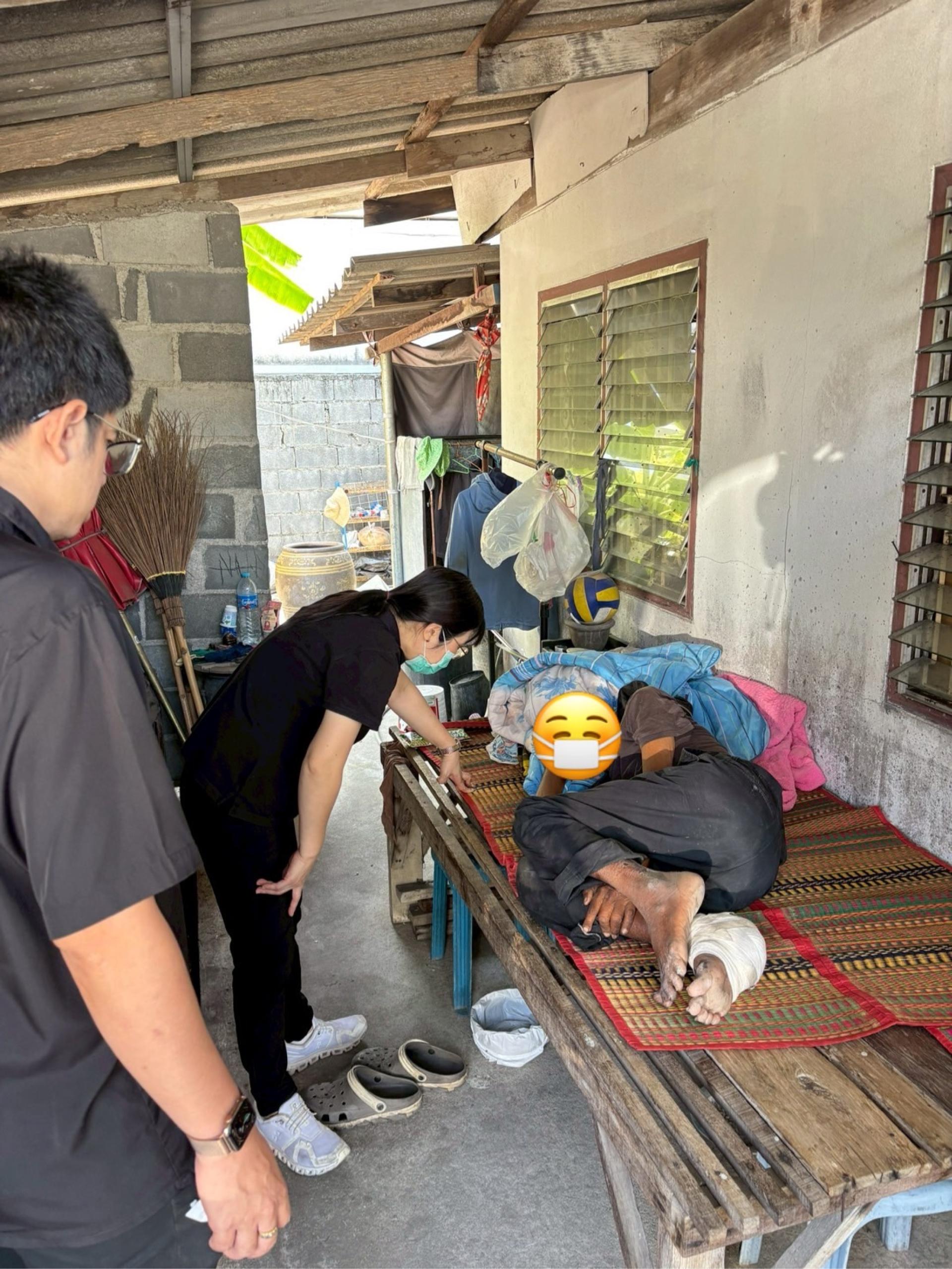 กองสาธารณสุขและสิ่งแวดล้อม ดำเนินการเยี่ยมผู้ป่วยจิตเวช ที่มีแผลเรื้อรัง เพื่อดำเนินการติดตามอาการ