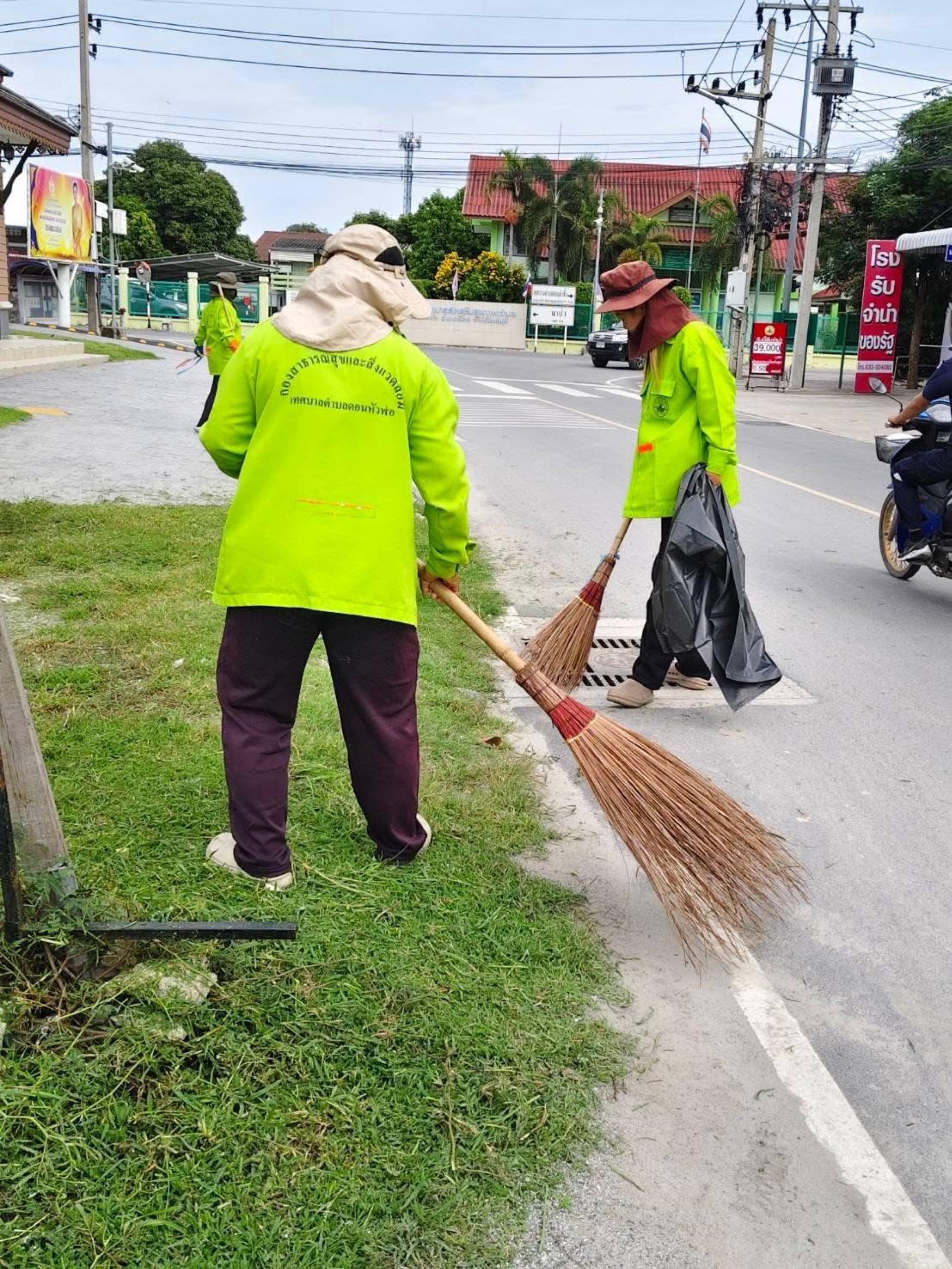 กองสาธารณสุขและสิ่งแวดล้อม ดำเนินการตัดหญ้าและทำความสะอาดพื้นที่สาธารณะ
