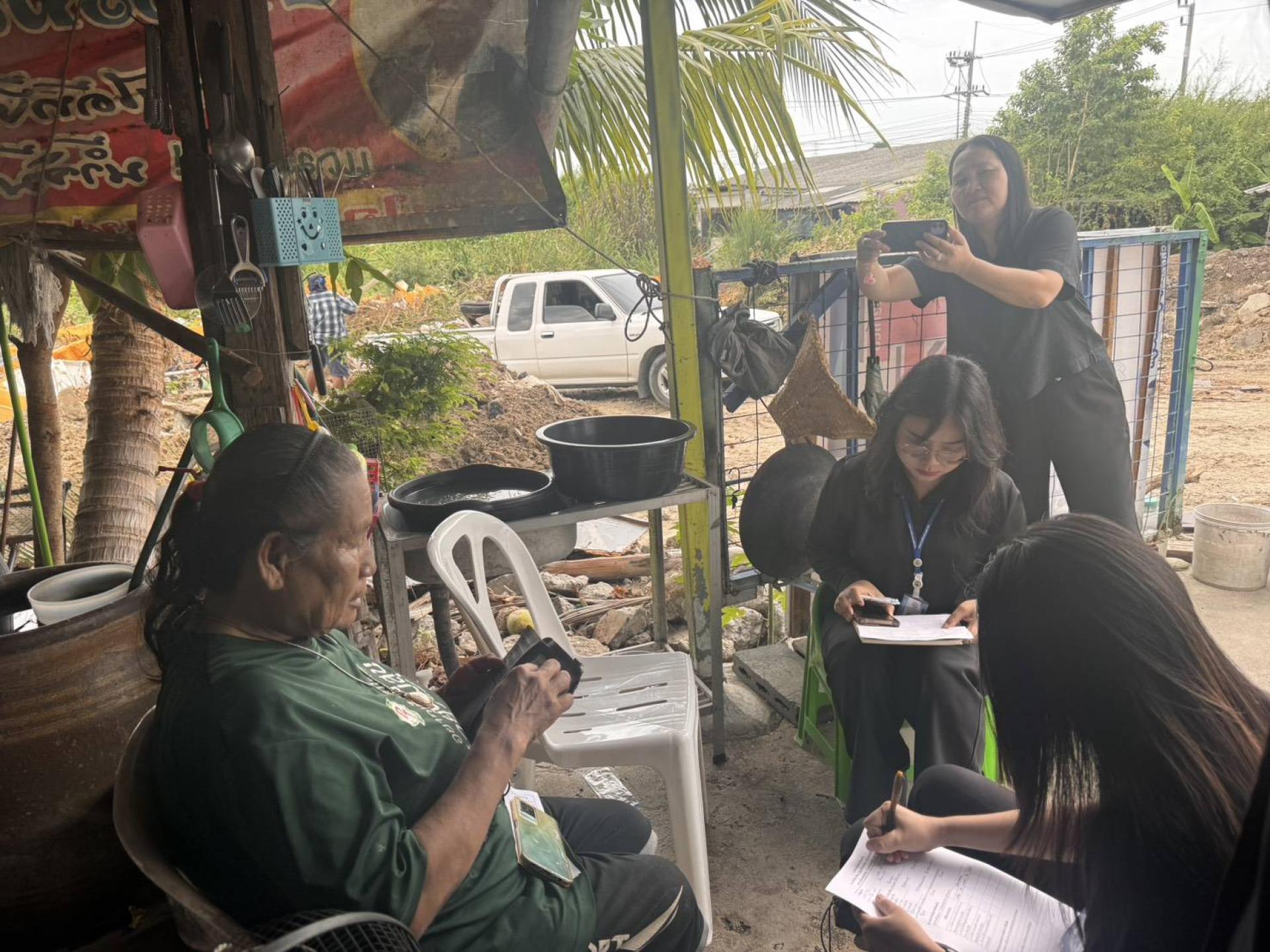 กองสวัสดิการสังคม ดำเนินการสำรวจและประเมินสภาพปัญหาและความต้องการของประชาชนในชุมชน (เขตพื้นที่ หมู่ 5)