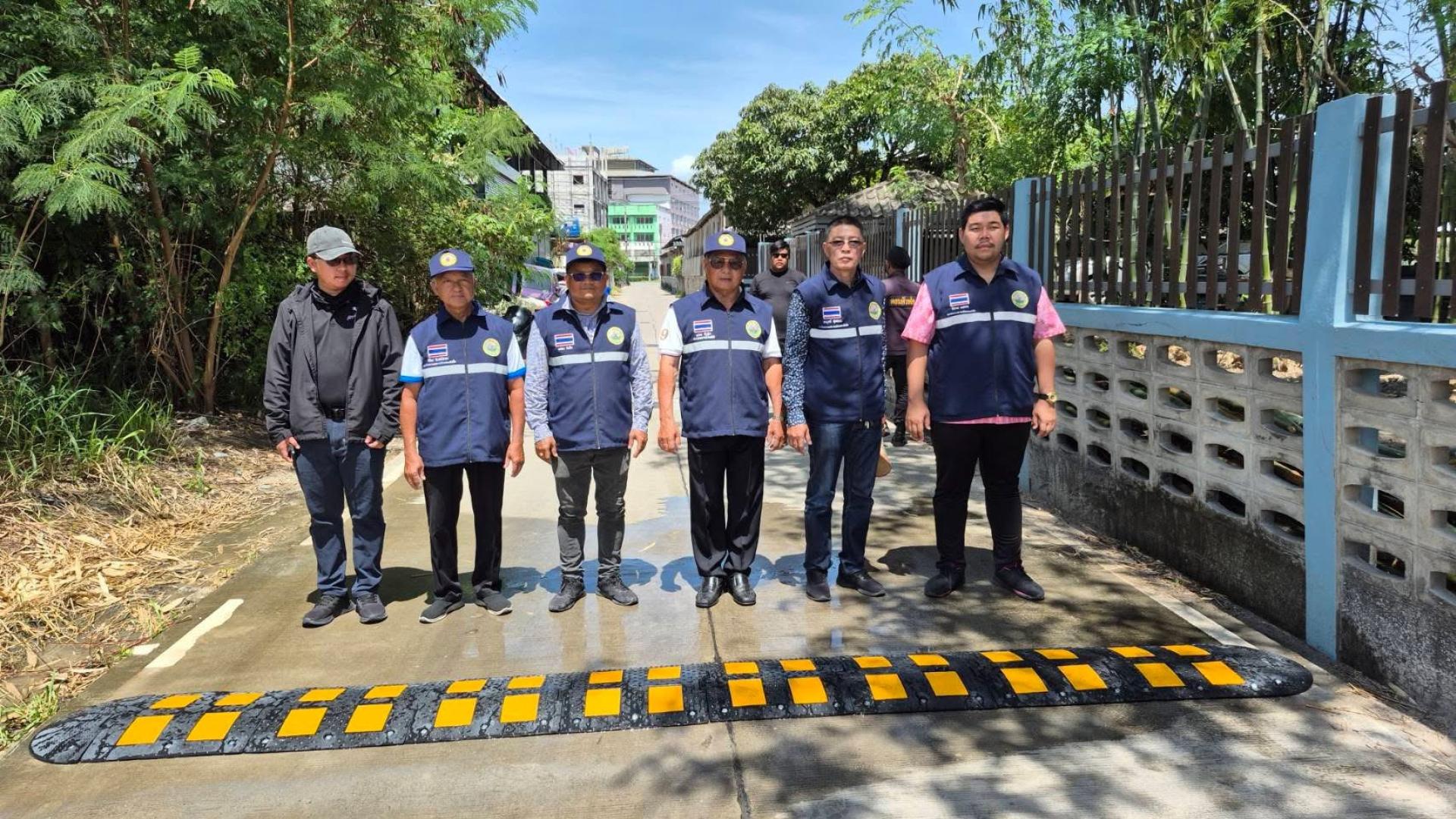 เทศบาลเมืองดอนหัวฬ่อ ดำเนินการติดตั้งเนินชะลอความเร็ว เพื่อความปลอดภัยของประชาชน