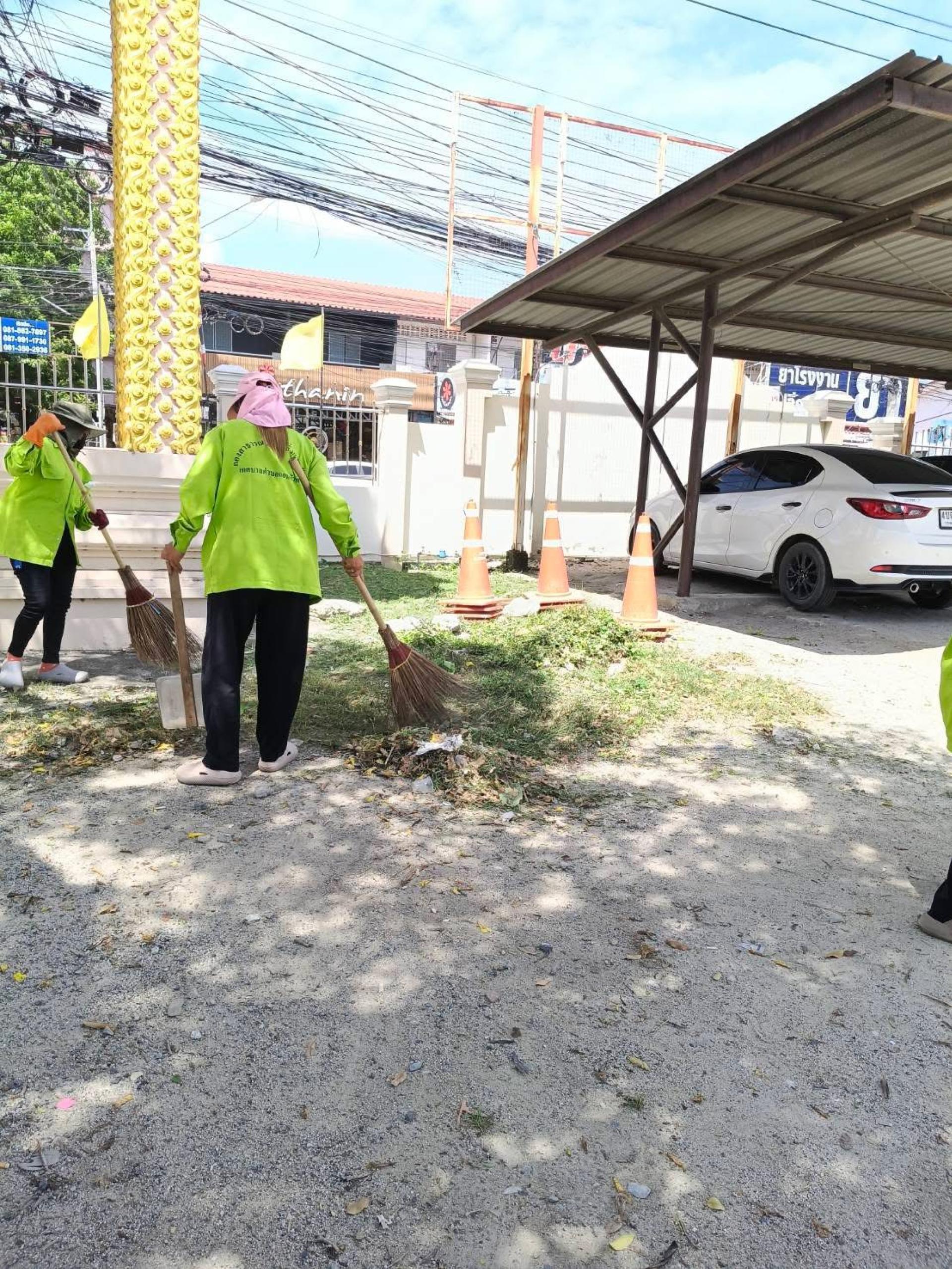 กองสาธารณสุขและสิ่งแวดล้อม ดำเนินการตัดหญ้าและทำความสะอาดพื้นที่สาธารณะบริเวณถนนศุขประยูร