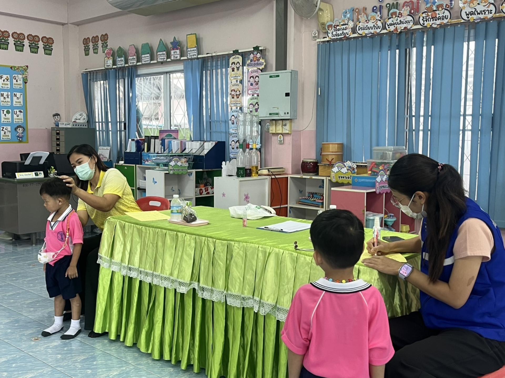 👩‍⚕️ดำเนินการตรวจคัดกรองภาวะสุขภาพ ประเมินพัฒนาการทางด้านร่างกาย สติปัญญา และอารมณ์ของเด็กนักเรียน ศูนย์พัฒนาเด็กเล็กบ้านดอนบน หมู่ที่ 4