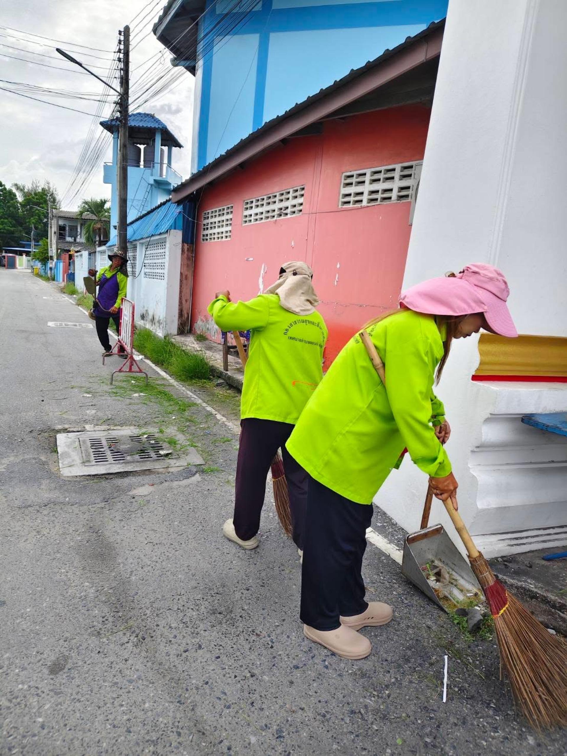 กองสาธารณสุขและสิ่งแวดล้อม ดำเนินการทำความสะอาดพื้นที่สาธารณะในพื้นที่ตำบลดอนหัวฬ่อ