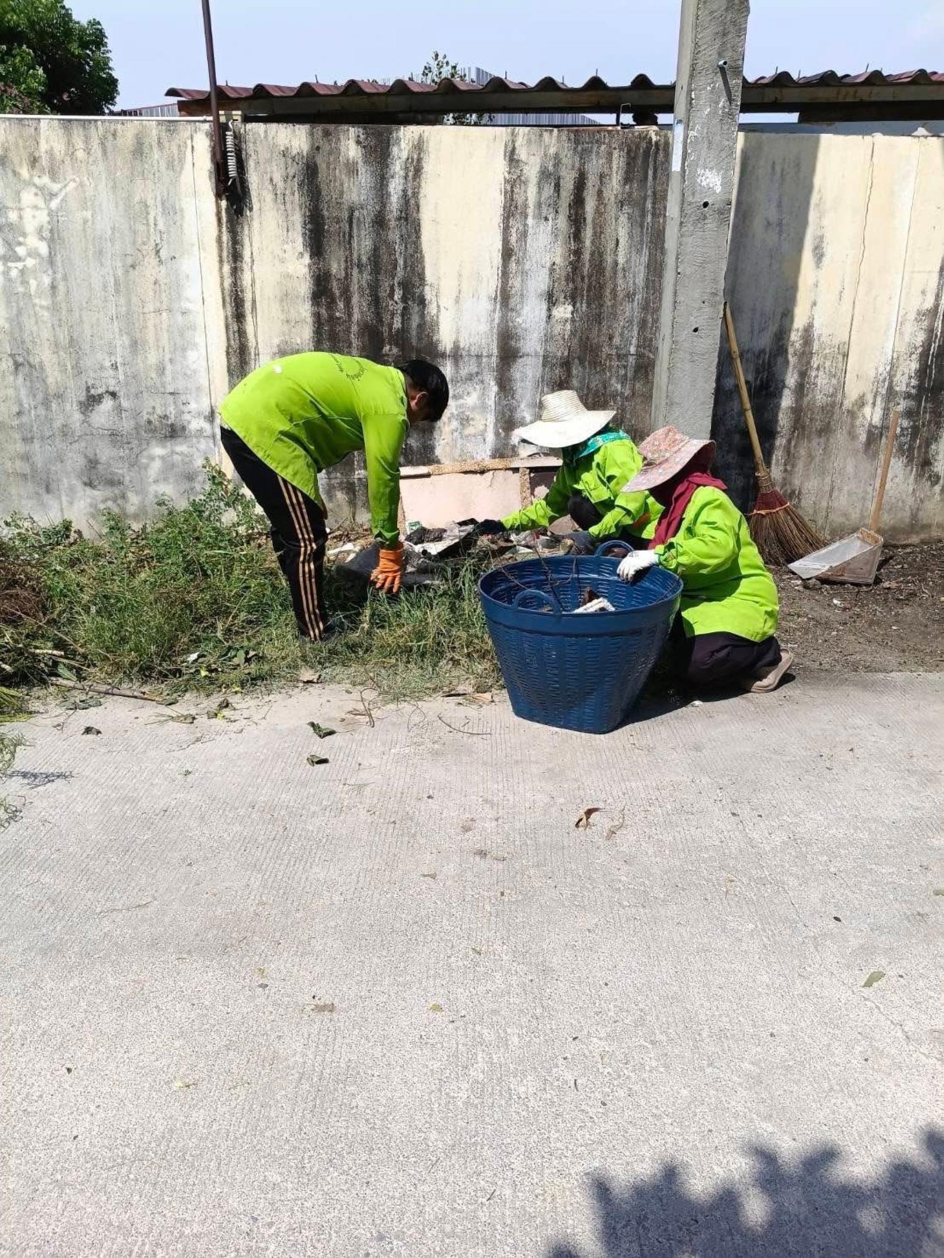 กองสาธารณสุขและสิ่งแวดล้อม ดำเนินการปรับปรุงภูมิทัศน์ บริเวณจุดตั้งถังรองรับมูลฝอย บริเวณถนนดอนหัวฬ่อ 16/1 (ซอยหนองปักษี)