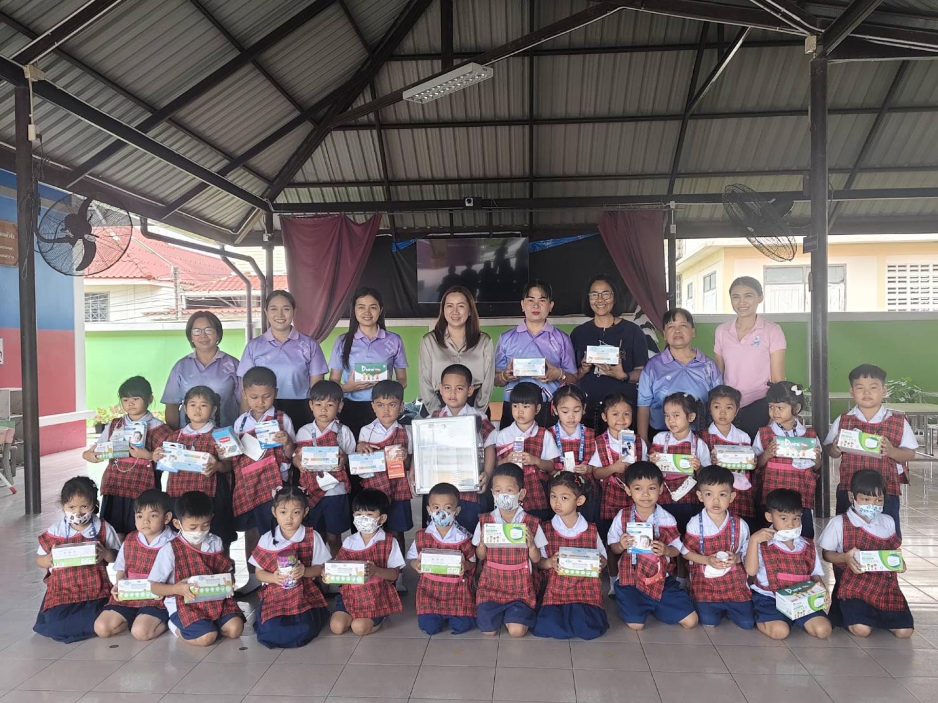 กองสาธารณสุขและสิ่งแวดล้อม ดำเนินการมอบตู้เก็บยาสามัญประจำบ้าน แมส และเวชภัณฑ์ ให้แก่เด็กนักเรียน ศูนย์พัฒนาเด็กเล็กบ้านดอนบน 