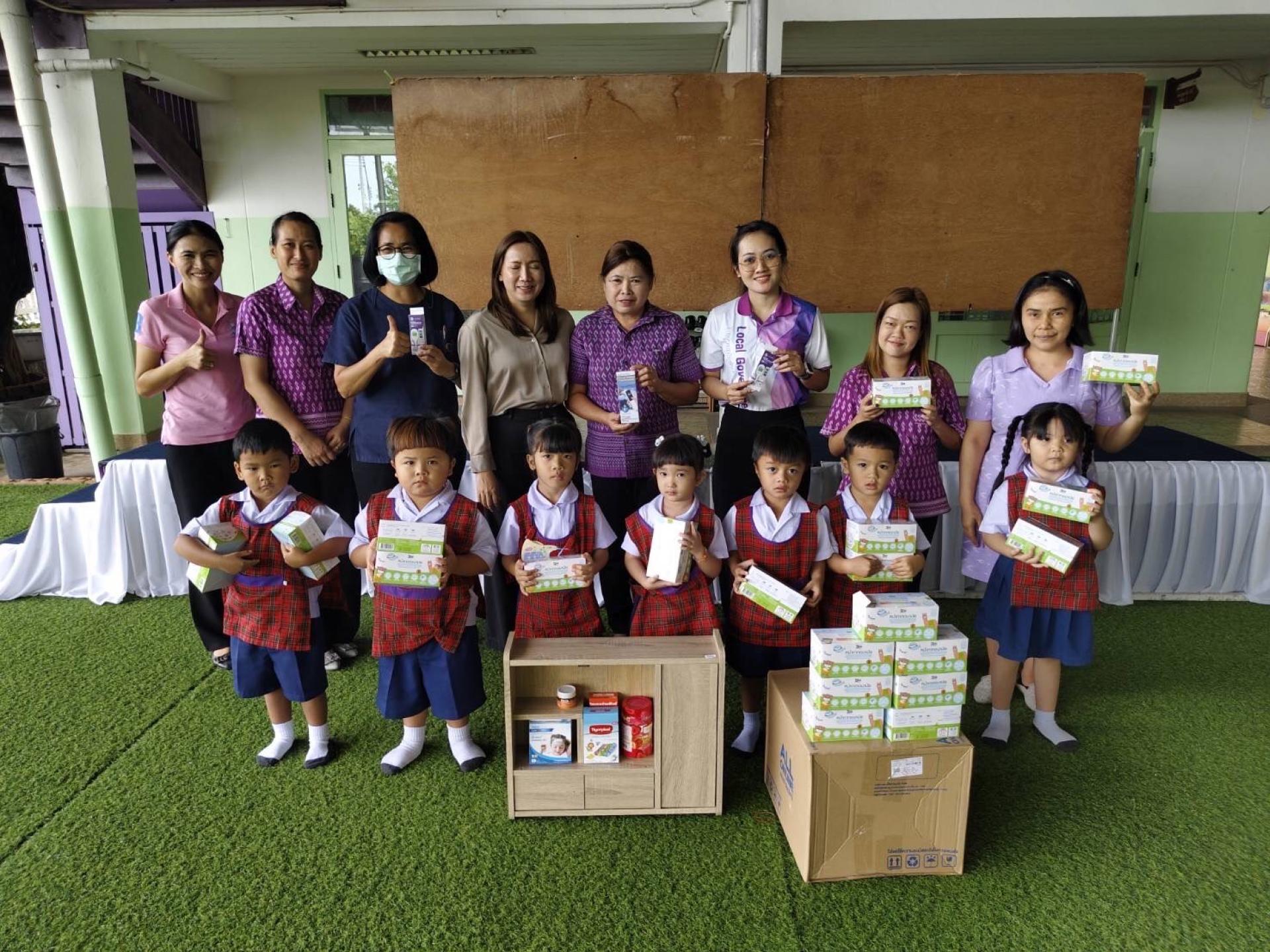 กองสาธารณสุขและสิ่งแวดล้อม ดำเนินการมอบตู้ยาสามัญประจำบ้าน เจลประคบเย็น ปรอทวัดไข้ดิจิตอล เครื่องวัดอุณหภูมิ ดิจิตอล แมส  ให้แก่ศูนย์พัฒนาเด็กเล็กบ้านมาบสามเกลียว