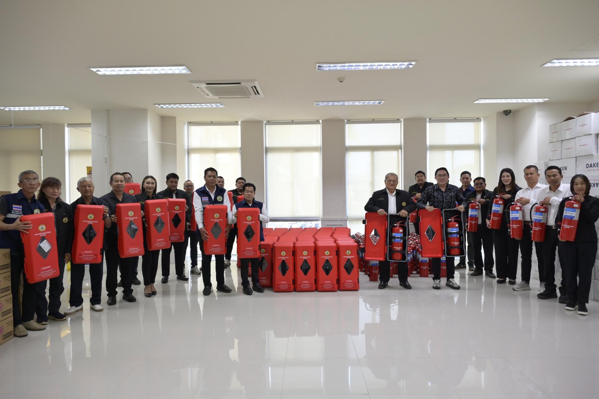 นายกเทศมนตรีเมืองดอนหัวฬ่อ พร้อมด้วยคณะผู้บริหาร ร่วมตรวจรับวัสดุเครื่องดับเพลิง เพื่อใช้ในการป้องกันและบรรเทาสาธารณภัย หรือบรรเทาความเดือดร้อนเฉพาะหน้า