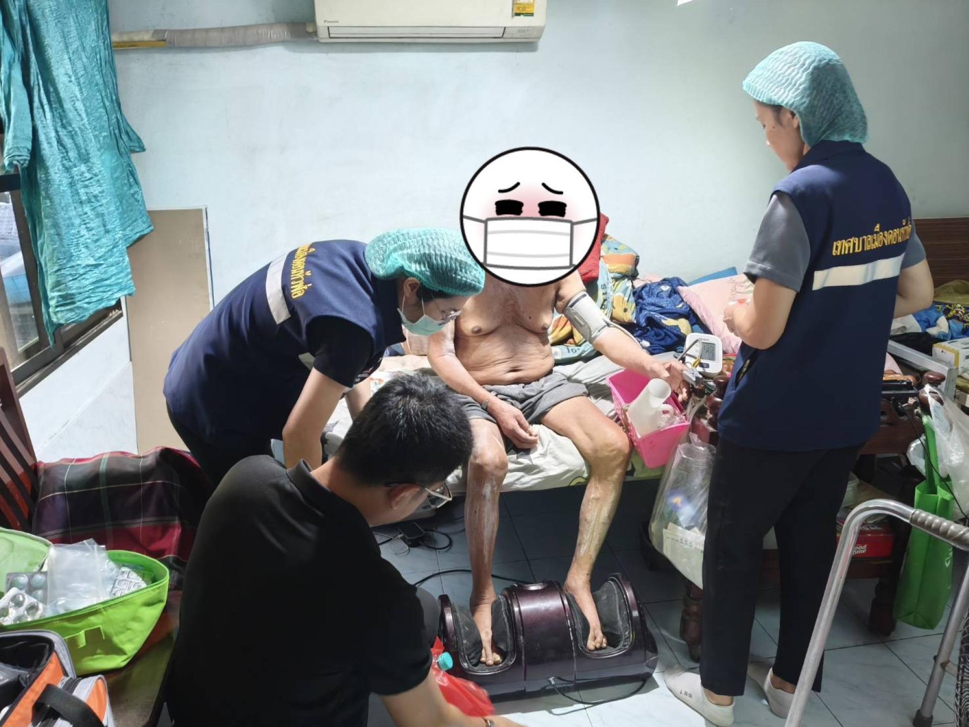 กองสาธารณสุขและสิ่งแวดล้อม ดำเนินการเยี่ยมบ้านผู้ป่วยโรคไม่ติดต่อเรื้อรัง เพื่อติดตามอาการ 