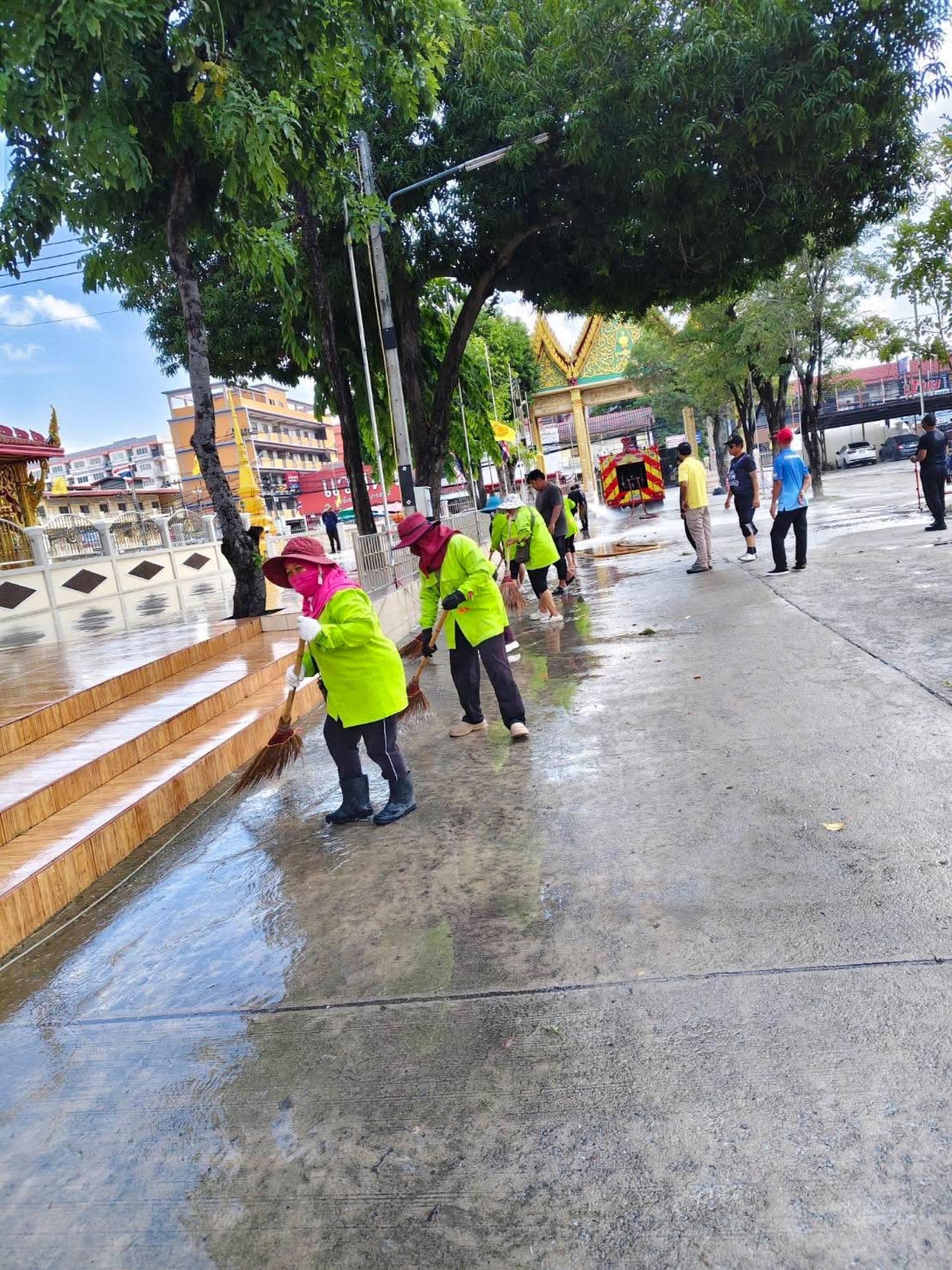 กองสาธารณสุขและสิ่งแวดล้อม ดำเนินการทำความสะอาดพื้นที่สาธารณะในพื้นที่ตำบลดอนหัวฬ่อ