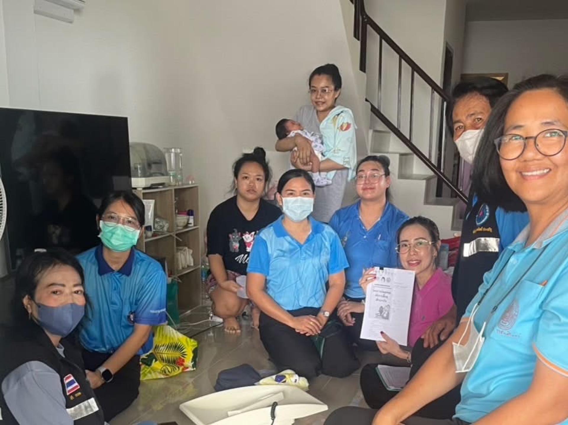 กองสาธารณสุขและสิ่งแวดล้อม ให้บริการเยี่ยมบ้านมารดาหลังคลอด ทารกแรกเกิด ตรวจสุขภาพเบื้องต้นแก่มารดาหลังคลอด