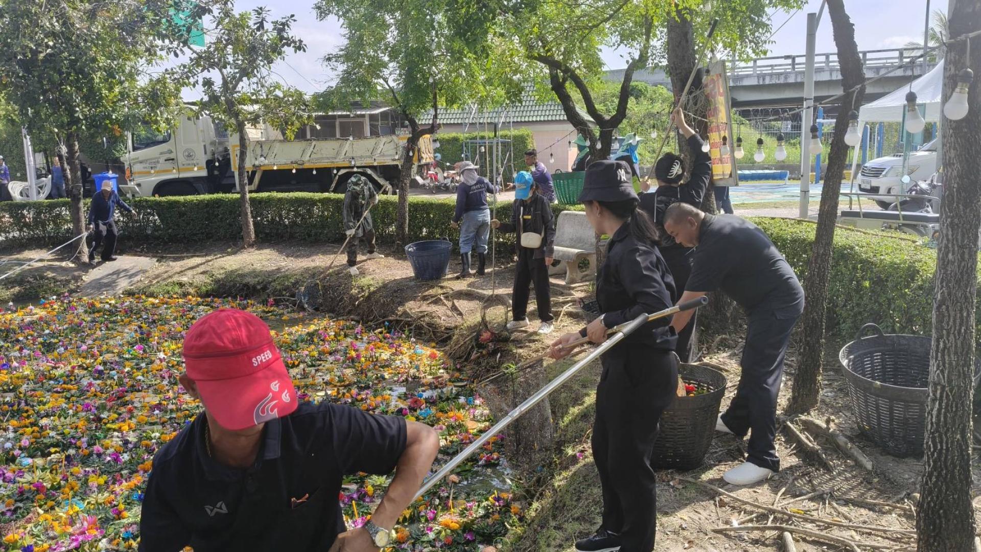 เทศบาลเมืองดอนหัวฬ่อ ลงพื้นที่ทำความสะอาดภายในสวนสุขภาพ หมู่ที่ 4 หลังจากเสร็จสิ้นการจัดงานประเพณีลอยกระทง