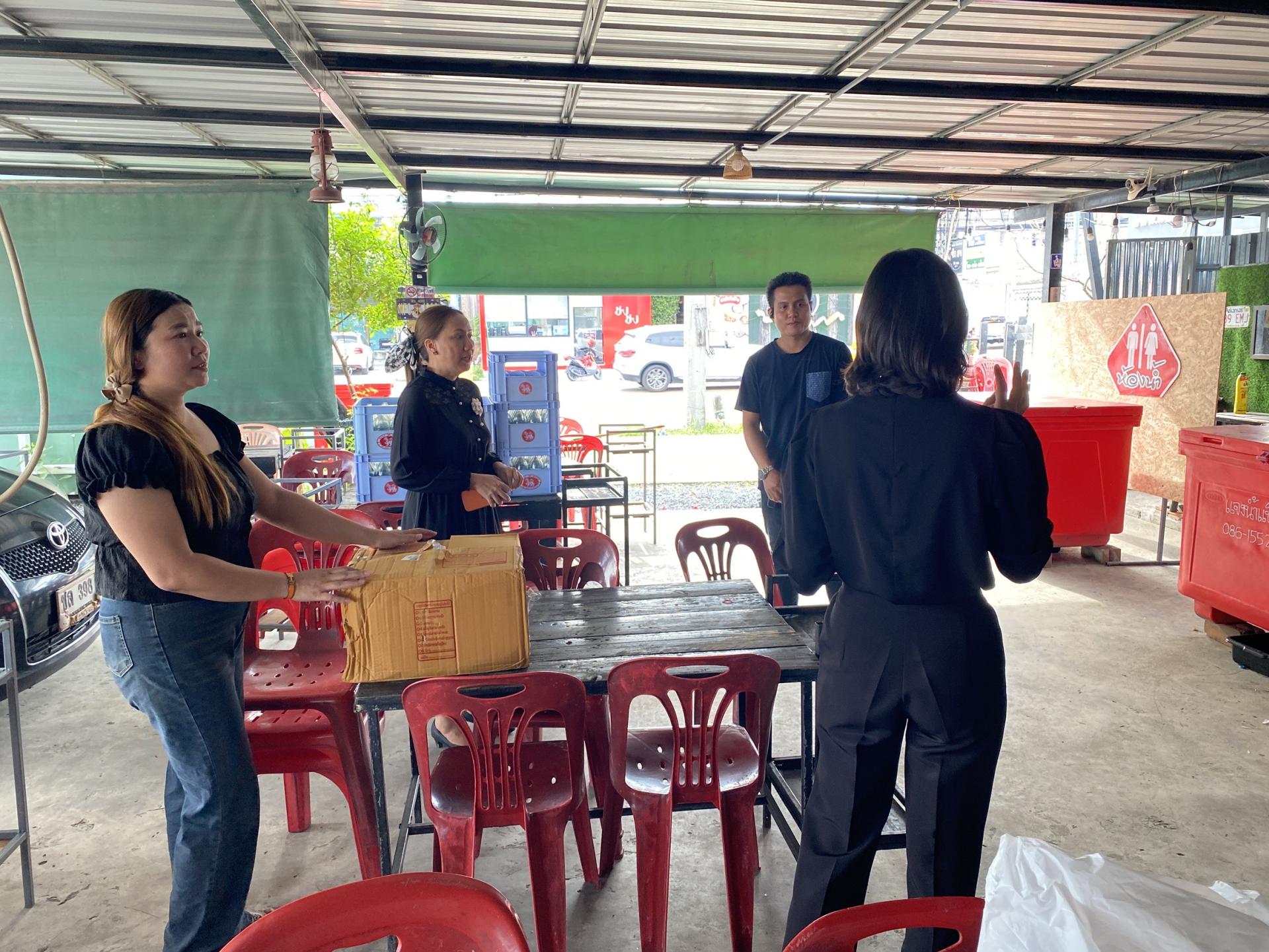 กองสาธารณสุขและสิ่งแวดล้อม ดำเนินการตรวจสถานประกอบกิจการร้านอาหารเพื่อขอรับหนังสือรับรองการแจ้งจัดตั้งสถานที่จำหน่ายอาหาร หรือสถานที่สะสมอาหาร 