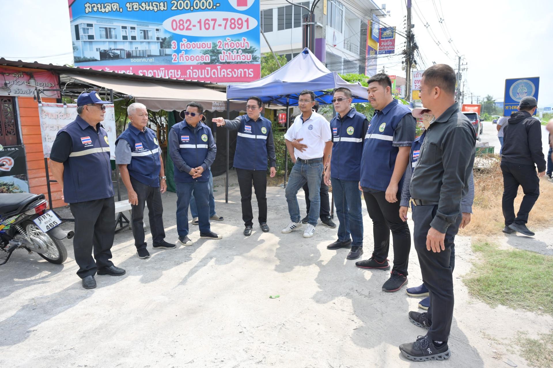 นายกเทศมนตรีเมืองดอนหัวฬ่อ พร้อมด้วยคณะผู้บริหาร ลงพื้นที่หารือแนวทางการขยายผิวถนน บริเวณทางข้ามทางรถไฟ หมู่ที่ 1 เพื่อแก้ไขและบรรเทาปัญหาการจราจรติดขัด