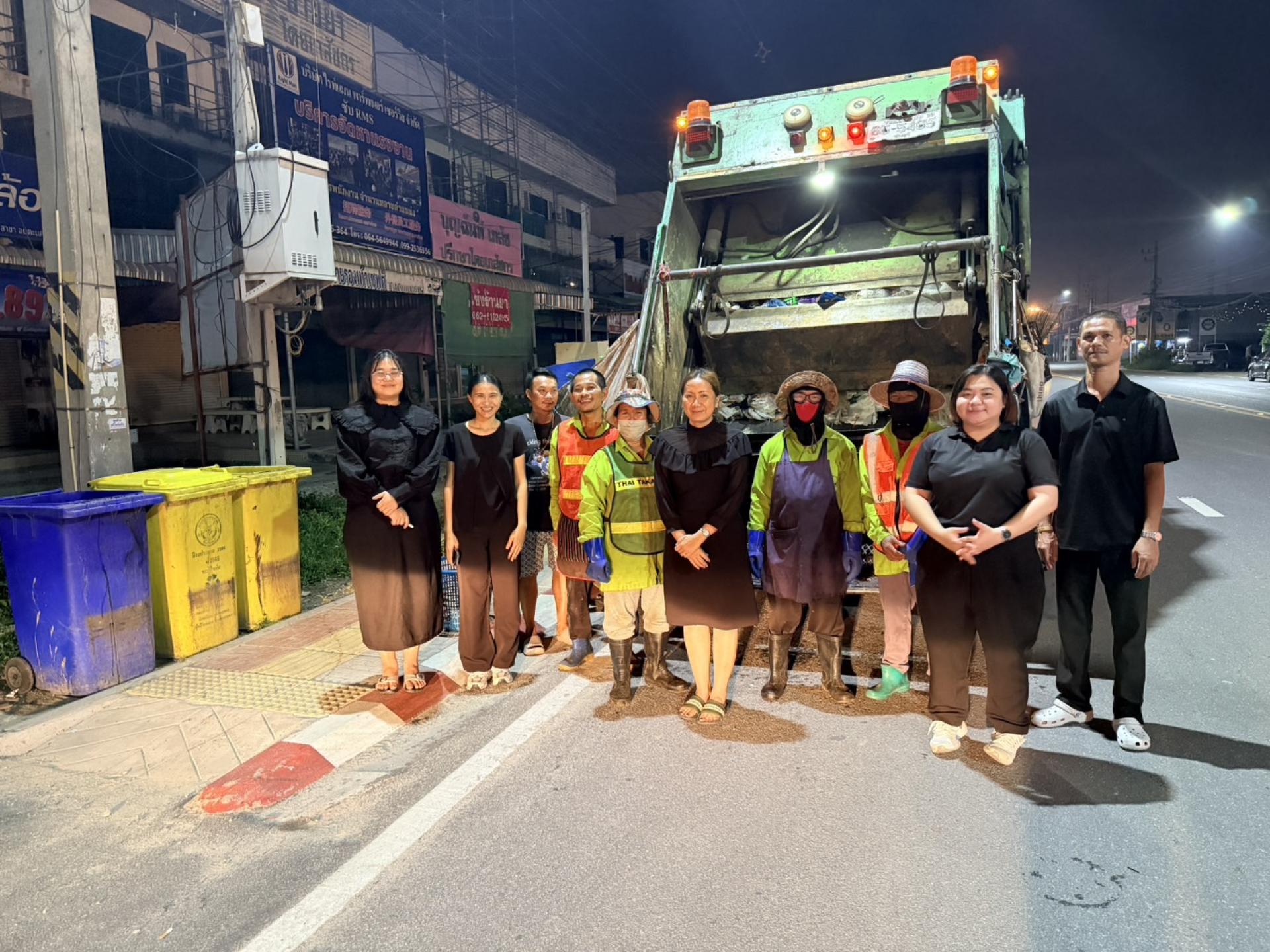 กองสาธารณสุขและสิ่งแวดล้อม ดำเนินการตรวจติดตามการปฏิบัติงานเก็บขนมูลฝอย ของบริษัทจ้างเหมาเอกชน และรถเก็บขนมูลฝอยของเทศบาลเมืองดอนหัวฬ่อ