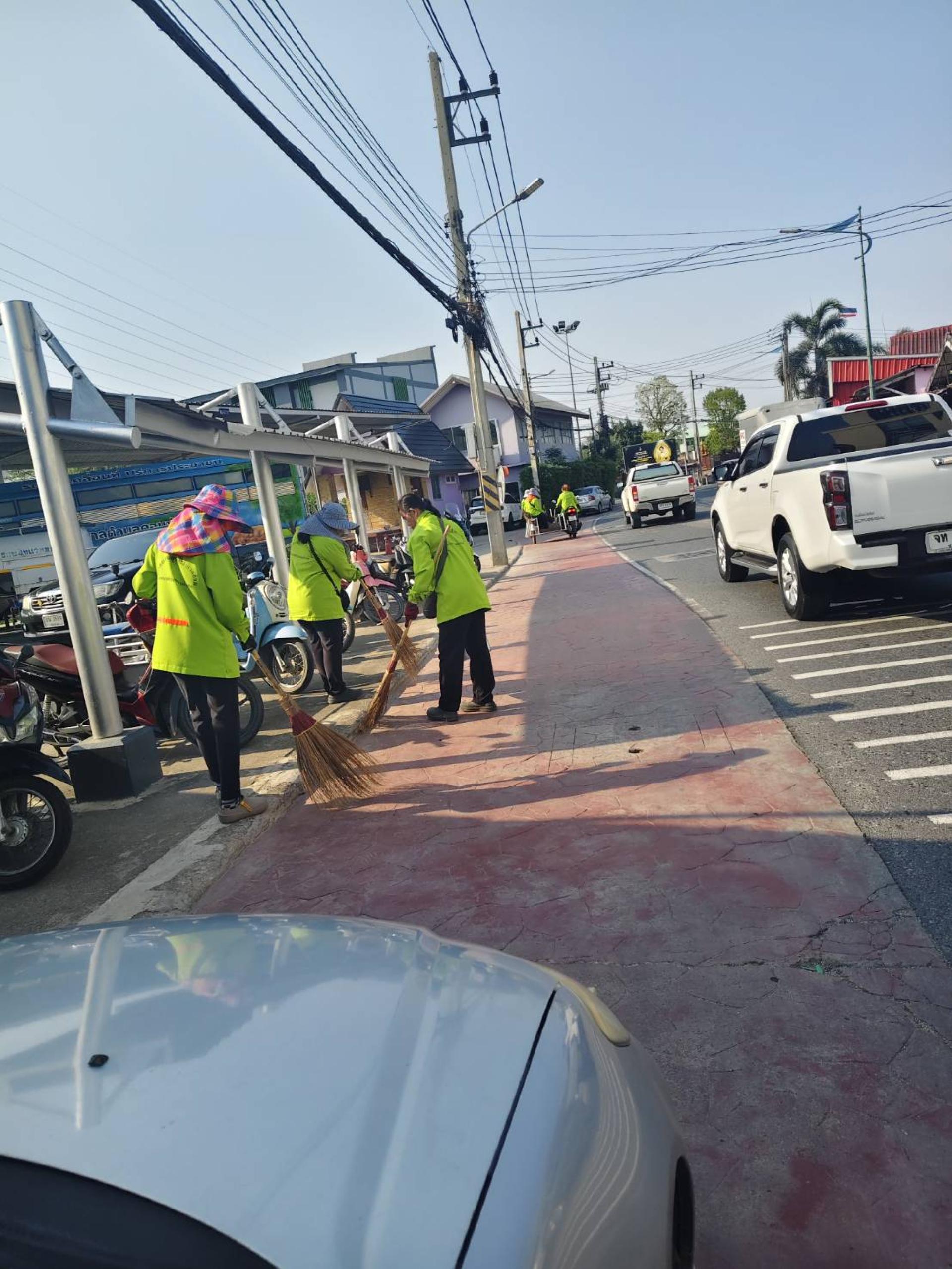 กองสาธารณสุขและสิ่งแวดล้อม ดำเนินการทำความสะอาดพื้นที่สาธารณะบริเวณด้านหน้าสำนักงานเทศบาลเมืองดอนหัวฬ่อ 
