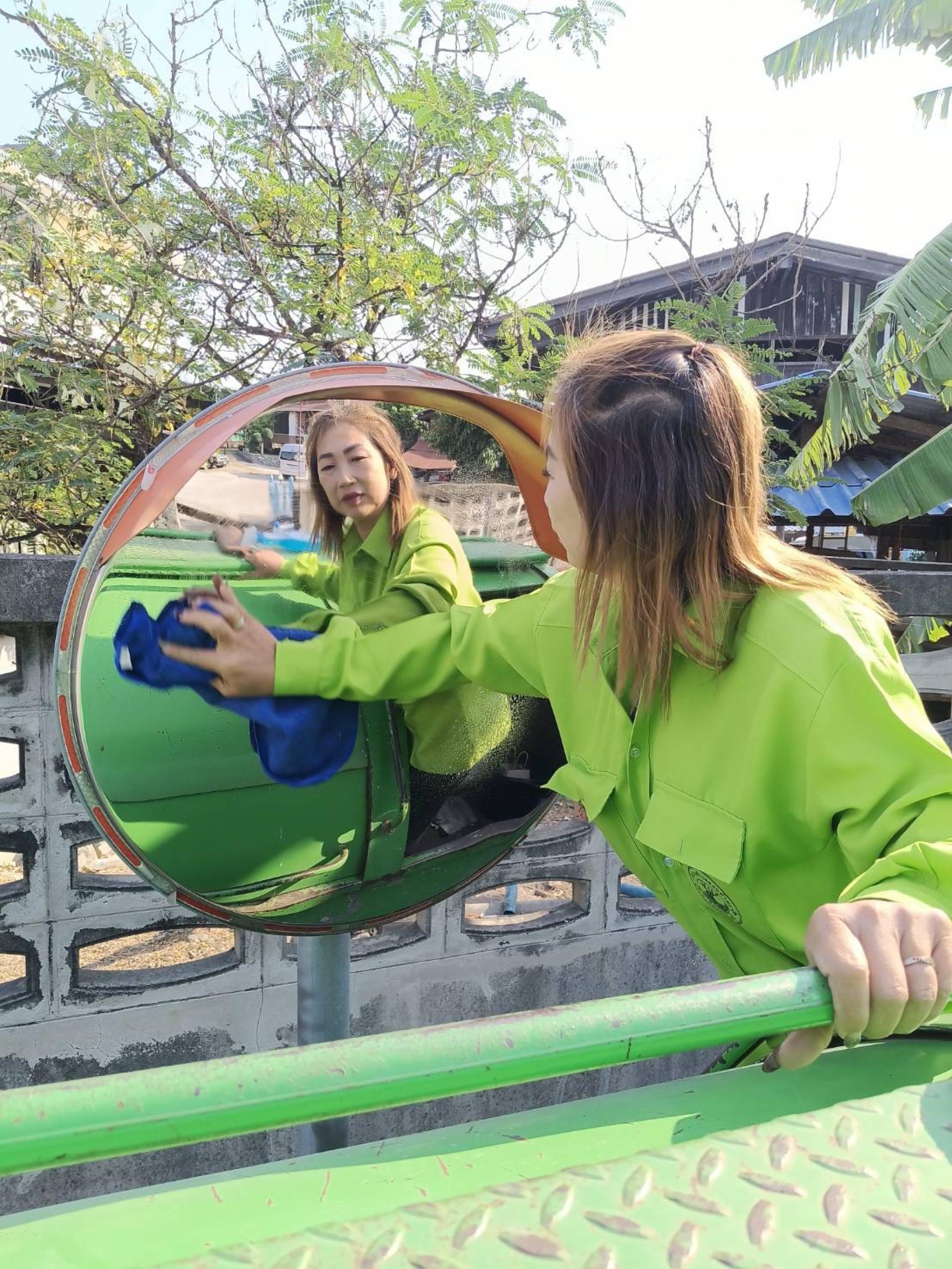 กองสาธารณสุขและสิ่งแวดล้อม ดำเนินการทำความสะอาดกระจกนูนจราจร