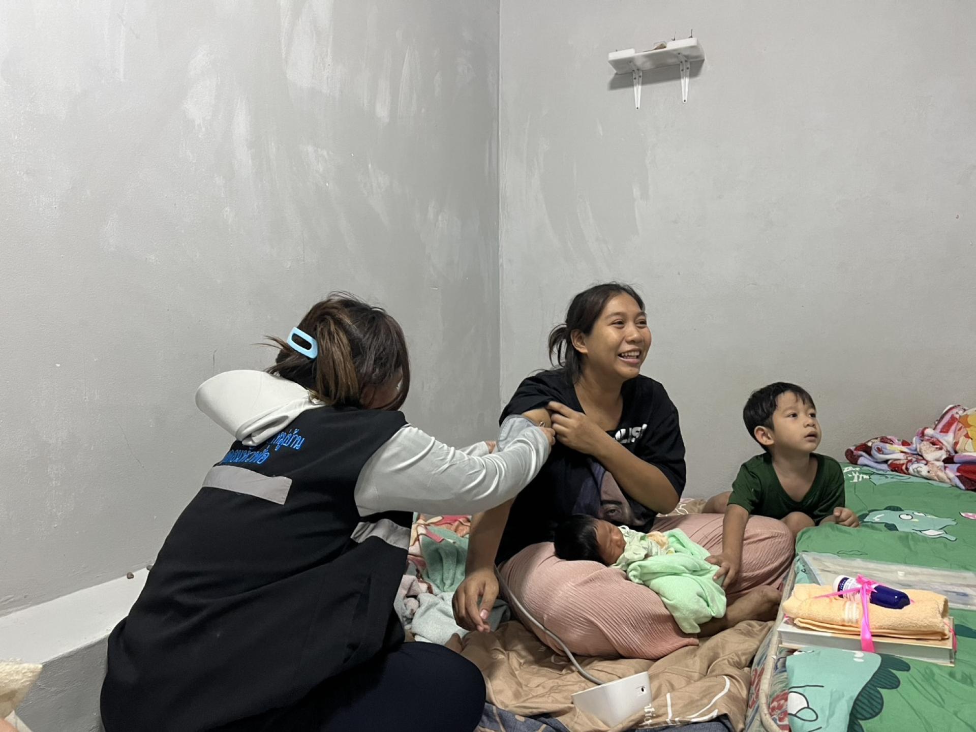 กองสาธารณสุขและสิ่งแวดล้อม  ให้บริการเยี่ยมบ้านและให้คำแนะนำมารดาหลังคลอดและทารกแรกเกิด