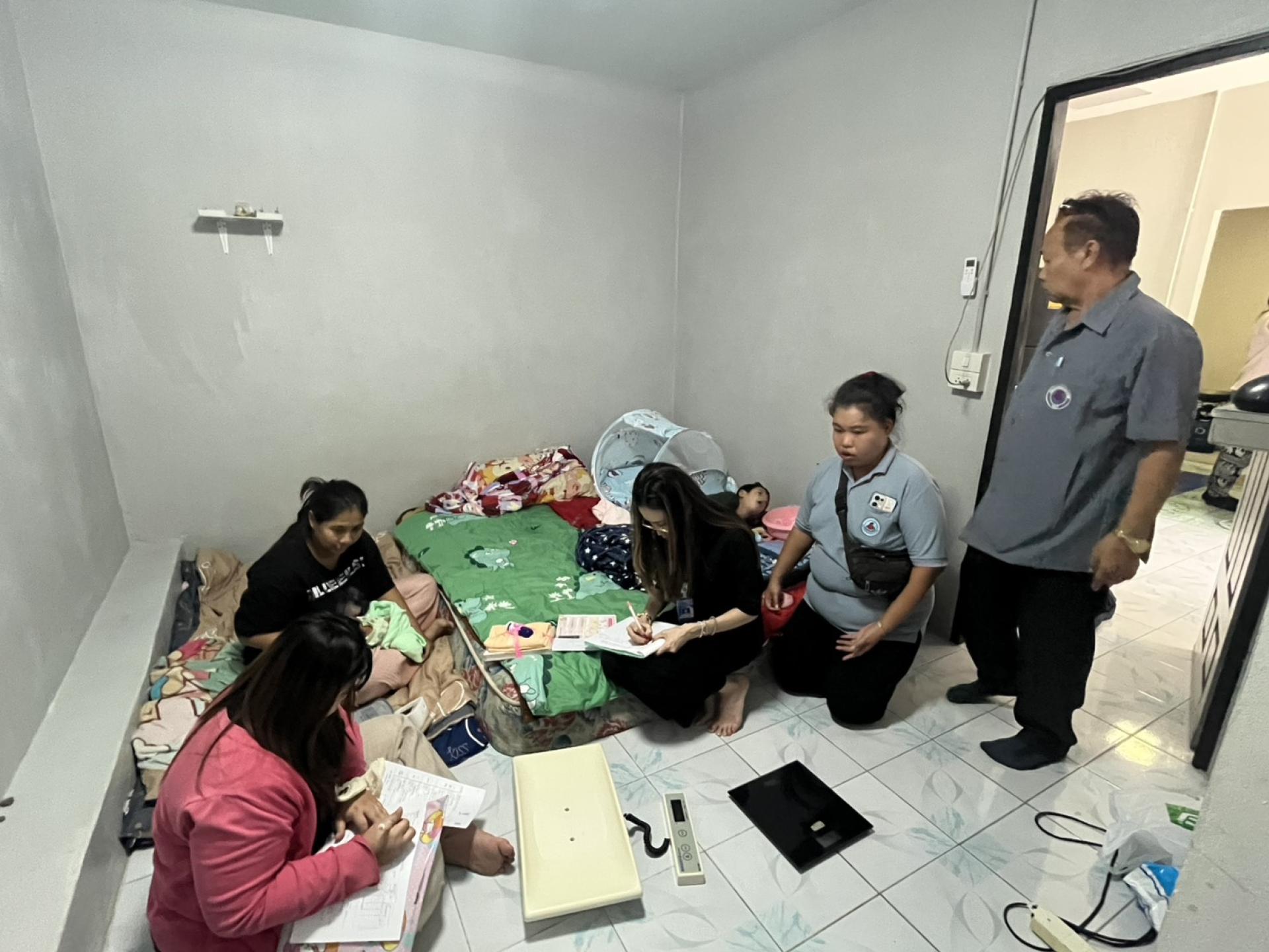 กองสาธารณสุขและสิ่งแวดล้อม  ให้บริการเยี่ยมบ้านและให้คำแนะนำมารดาหลังคลอดและทารกแรกเกิด