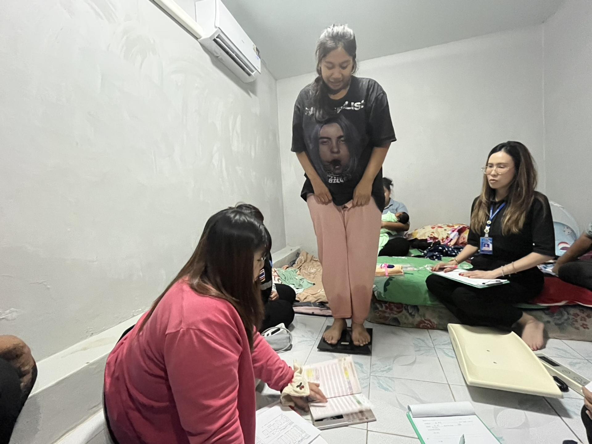 กองสาธารณสุขและสิ่งแวดล้อม  ให้บริการเยี่ยมบ้านและให้คำแนะนำมารดาหลังคลอดและทารกแรกเกิด