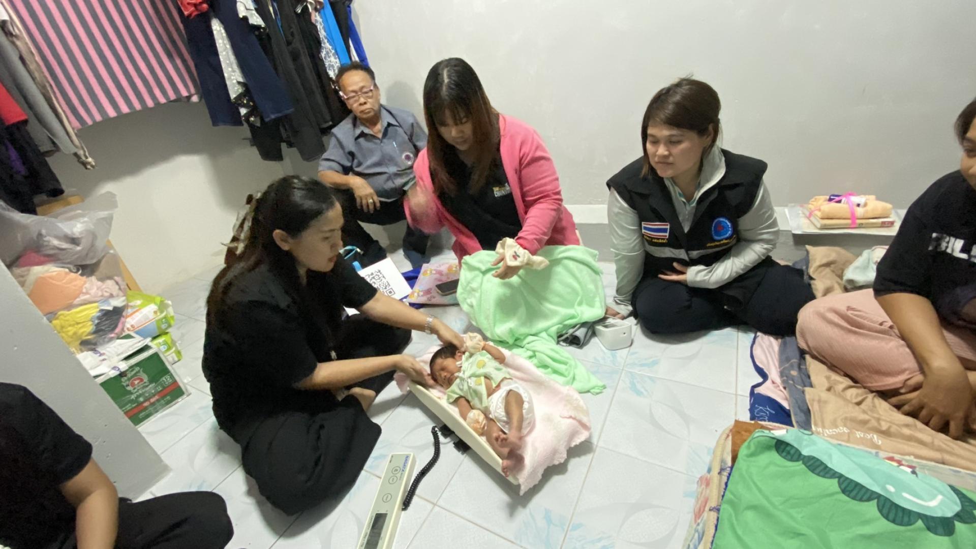 กองสาธารณสุขและสิ่งแวดล้อม  ให้บริการเยี่ยมบ้านและให้คำแนะนำมารดาหลังคลอดและทารกแรกเกิด