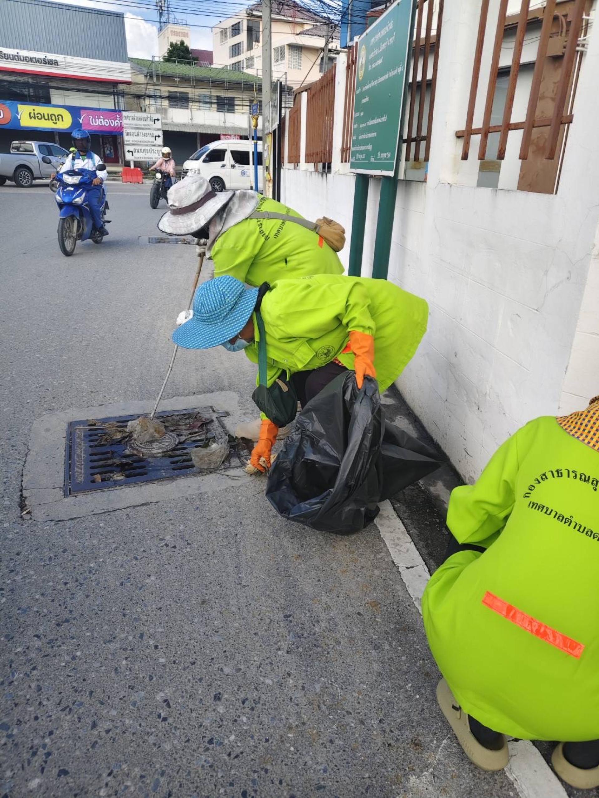 กองสาธารณสุขและสิ่งแวดล้อม ดำเนินการเก็บขยะที่อุดตันท่อระบายน้ำ ทำความสะอาดบริเวณพื้นที่สาธารณะ ในเขตพื้นที่ตำบลดอนหัวฬ่อ
