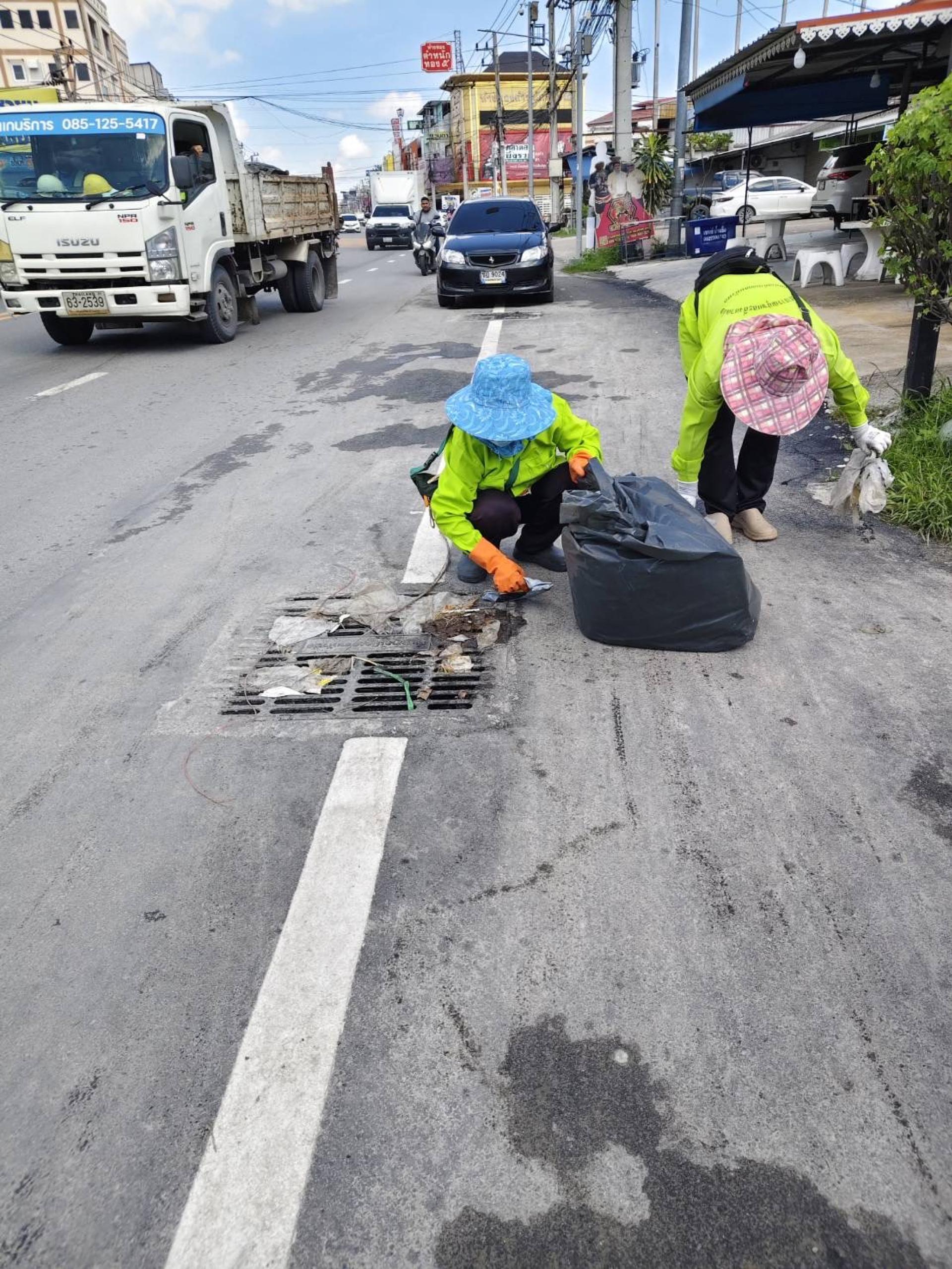 กองสาธารณสุขและสิ่งแวดล้อม ดำเนินการเก็บขยะที่อุดตันท่อระบายน้ำ ทำความสะอาดบริเวณพื้นที่สาธารณะ ในเขตพื้นที่ตำบลดอนหัวฬ่อ