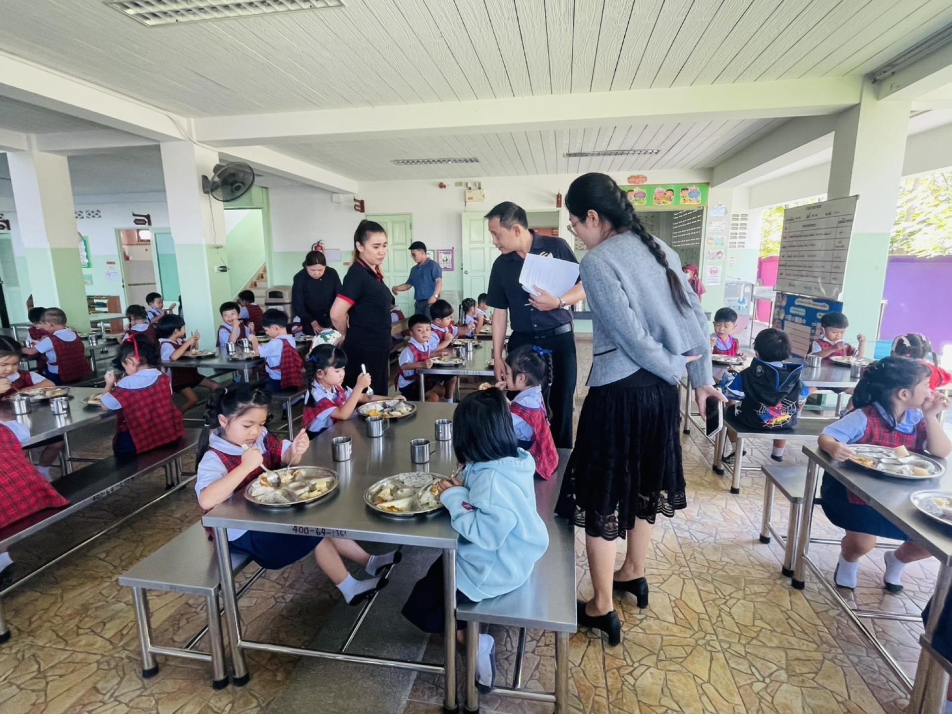 ผู้อำนวยการกองการศึกษา ลงพื้นที่ตรวจเยี่ยมความเรียบร้อย ในการดำเนินงานอาหารกลางวัน ของศูนย์พัฒนาเด็กเล็กบ้านมาบสามเกลียว