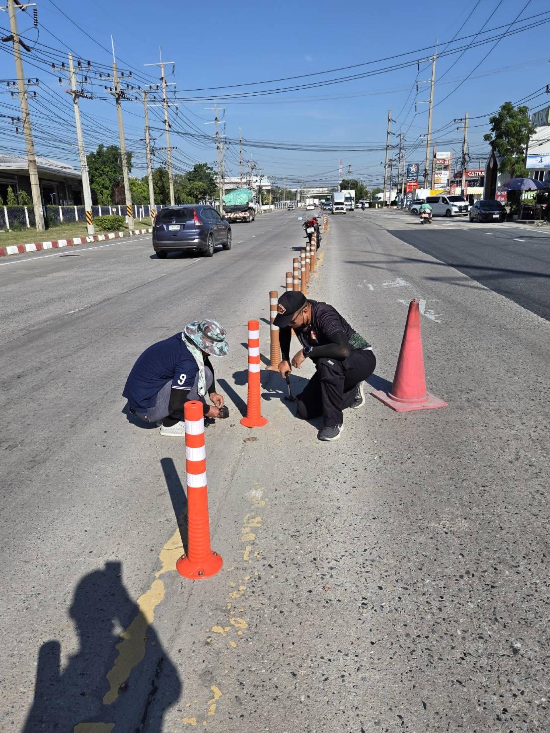 เทศบาลเมืองดอนหัวฬ่อ ดำเนินการลงพื้นที่ตรวจสอบและติดตั้งเสาล้มลุกจราจรทดแทนวัสดุเดิมที่ชำรุดเสียหาย เพื่อความเป็นระเบียบเรียบร้อยและเพิ่มประสิทธิภาพในการสัญจร