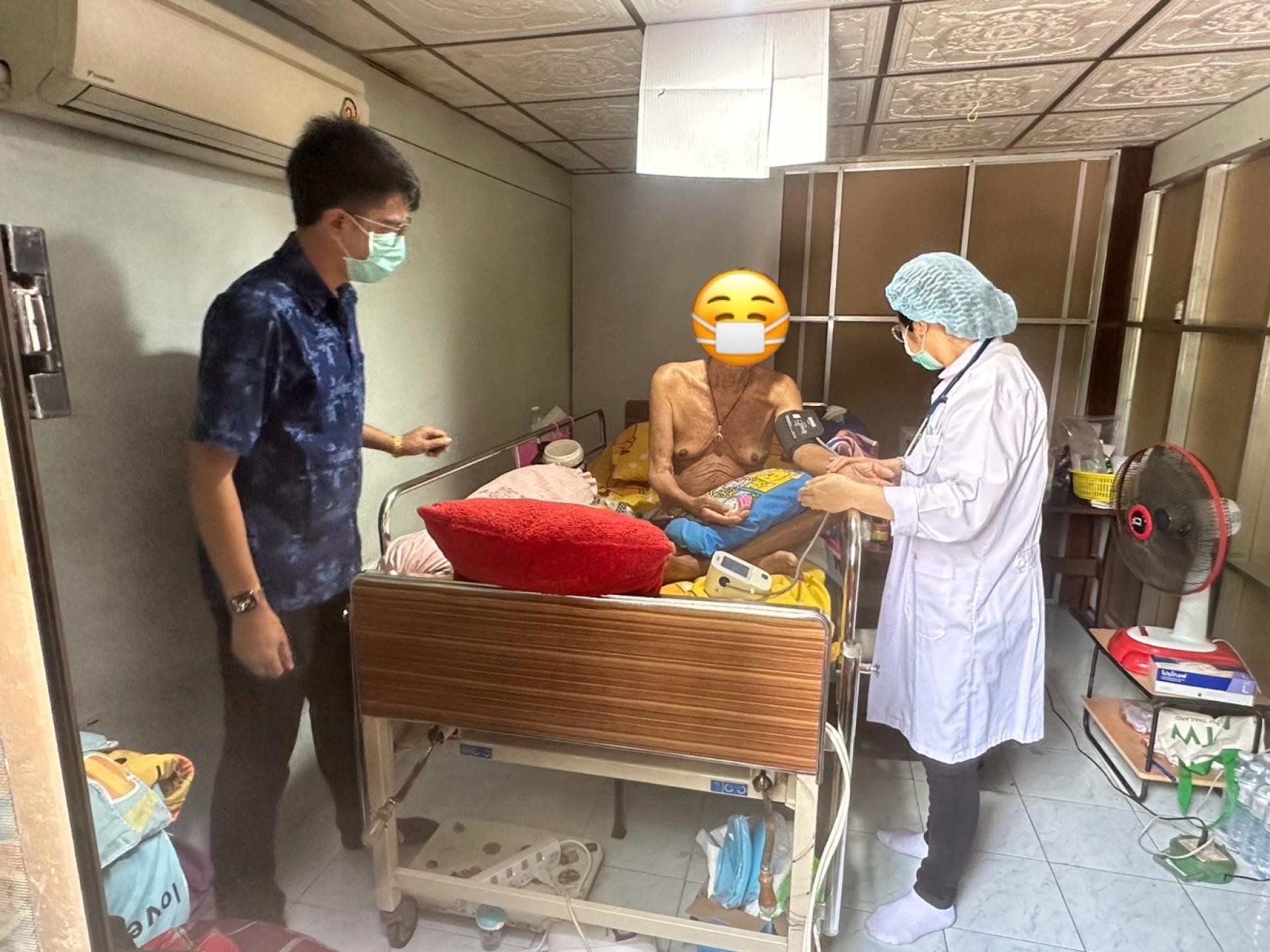 กองสาธารณสุขและสิ่งแวดล้อม ดำเนินการเยี่ยมผู้ป่วยติดเตียงเพื่อติดตามอาการและทำกายภาพบำบัด 